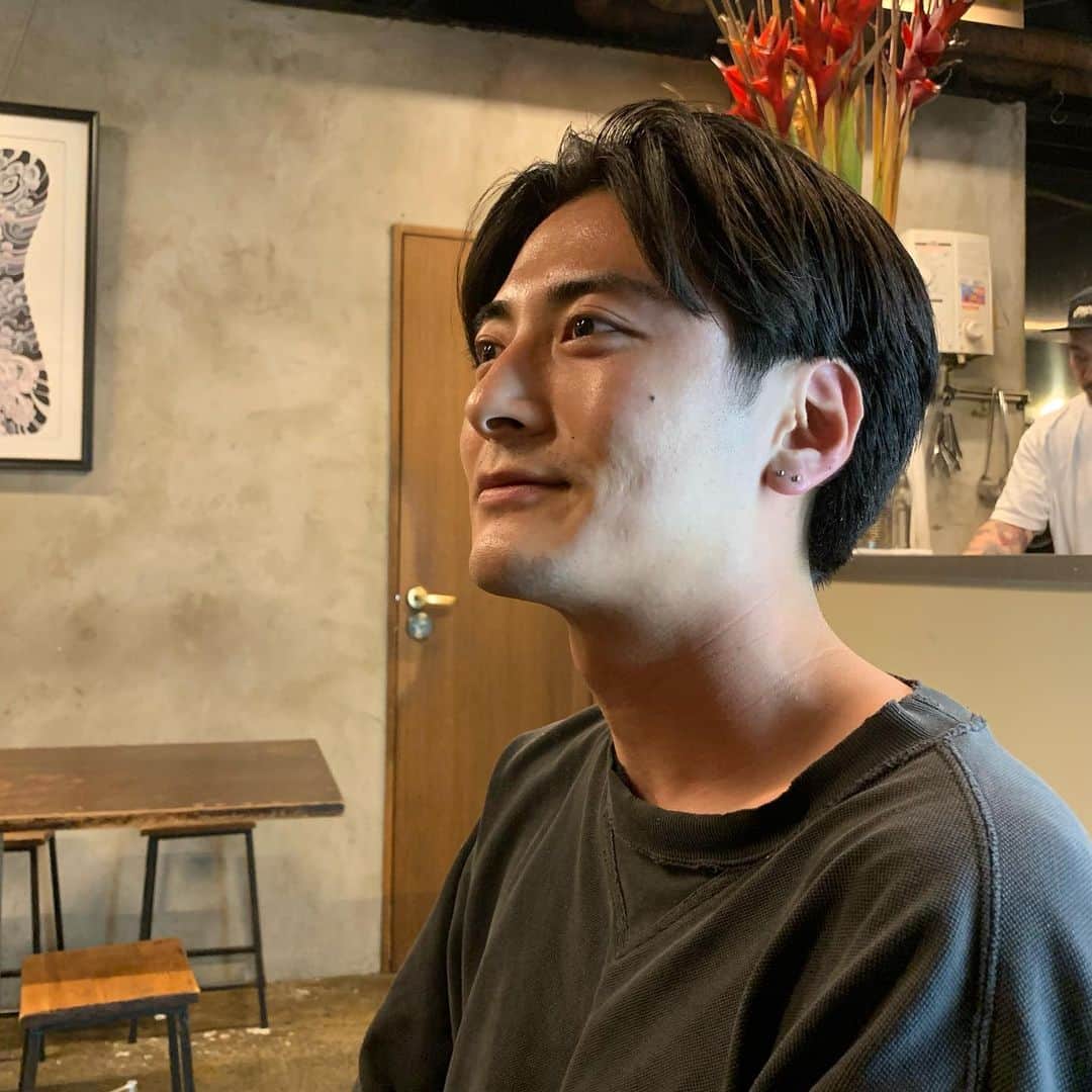 荒井 結生 Yuki Araiのインスタグラム：「TTT (TIN TIN TITANIUM) 愉快なメンバーたち  @me_____u  清水宏次朗似  @g_gack  巨人(187cm)  @n_k_720  天パ  @yuki_arai_ayako  CEO」