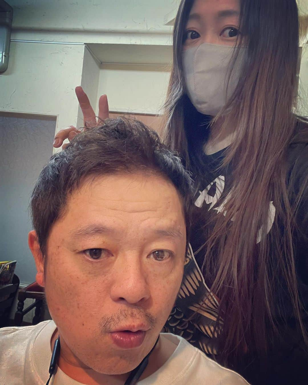 杉本知香さんのインスタグラム写真 - (杉本知香Instagram)「ケン兄、久しぶりに短髪にしました✂️✨ 今年54歳なので、おっさん特有のシワとか気にしてるけど、腕の筋肉綺麗だし、 素敵に歳を重ねてると思います😊 また水ダウで歌を歌って欲しいなー😆  #中目黒美容室 #水玉れっぷう隊ケン  #水玉れっぷう隊  #水曜日のダウンタウン」6月24日 23時40分 - sugimotoc