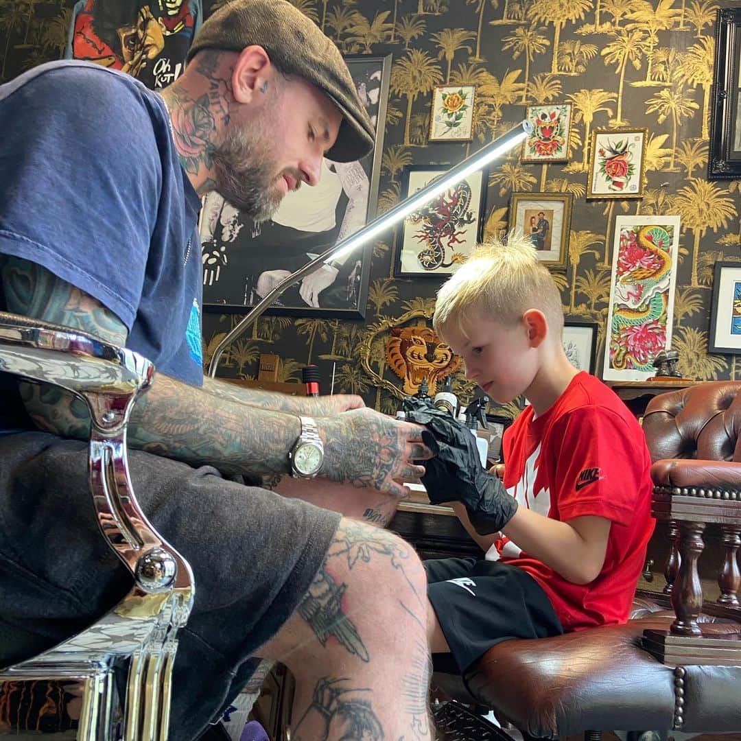 ベン・ソーンダースのインスタグラム：「got a tattoo from my boysie ❤️ Benji 6 years old ...@craftmanstattoo #littleman luvhim」