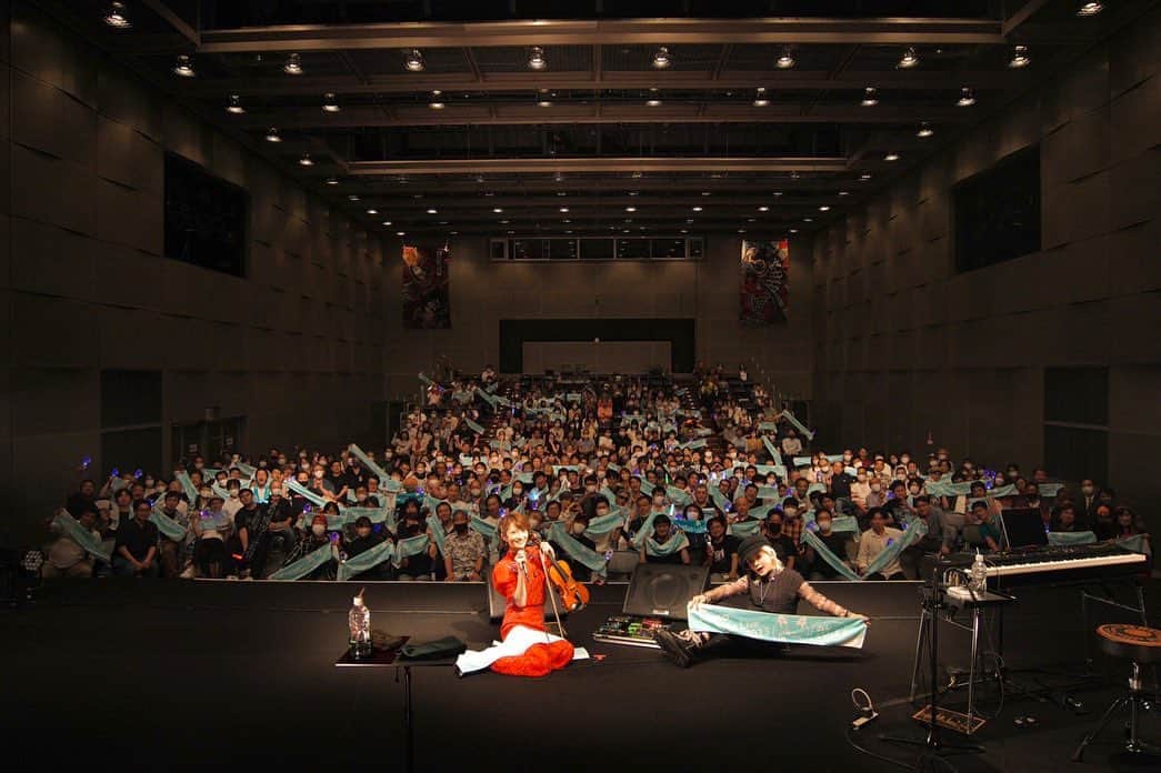 AYASAさんのインスタグラム写真 - (AYASAInstagram)「🎻🎹 Ayasa Violin Live 2023〜のんくらしっく〜in焼津 (2023.06.24)  4年ぶりに立った焼津のステージは、今まで以上に楽しく温かい場所でした✨🥹  頼もしすぎる奈央さまと一緒にオリジナル、カバーどちらも大好きな楽曲たちをお届けできて嬉しい🫶 そしてどの席で観て下さっている方にも楽しんでいただきたくて取り入れたサプライズな演出も喜んでいただけたみたいでとても嬉しい🫶うふ  楽しすぎるお時間をありがとうございました💙🐟  🎻Ayasa 🎹西村奈央 ・ ・ #あやさのんくら  #焼津文化会館 #焼津 #焼津市 #静岡  #Ayasa #バヨリン弾き  #あやたみんず #優しい世界」6月24日 23時42分 - ayasa_doya