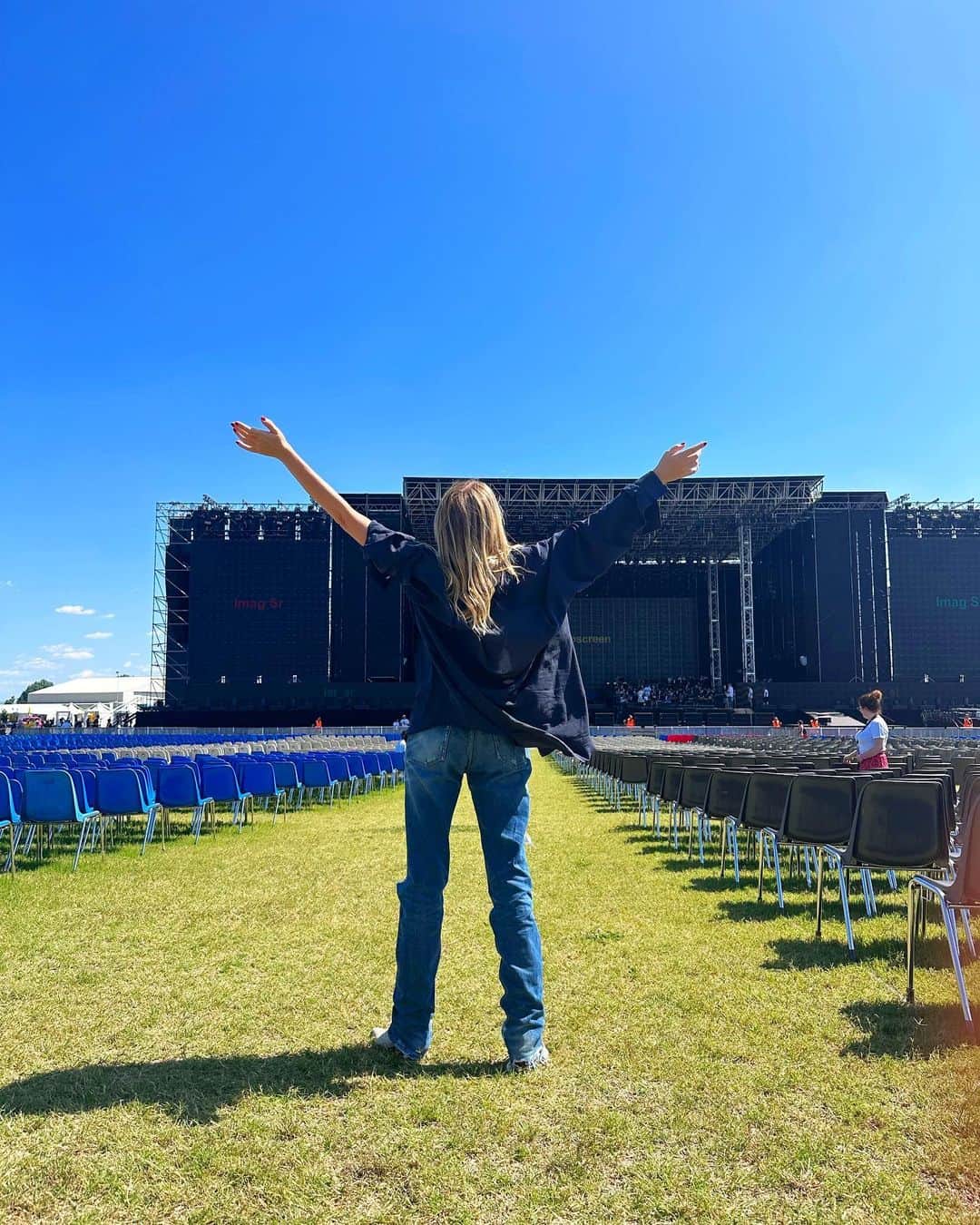 Alessia Marcuzziのインスタグラム：「Stasera su Raiuno @italialovesromagna ❤️ Tutti uniti per voi che avete sempre il sorriso e la musica nel cuore❤️ #italialovesromagna」