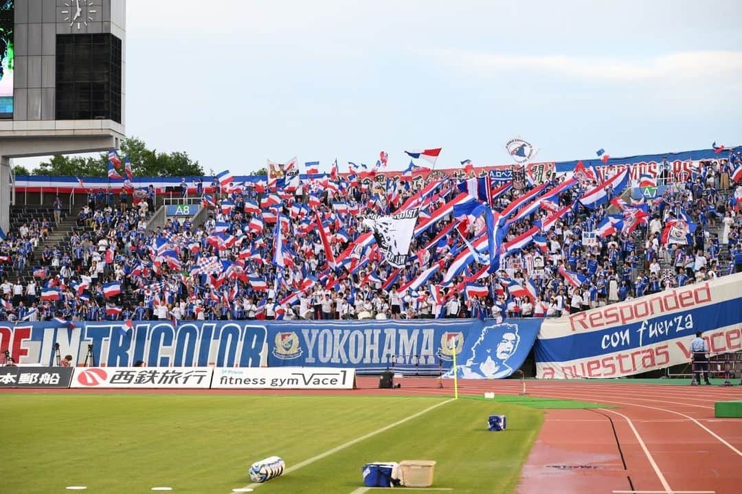 のインスタグラム：「素晴らしい景色‼️ また次も皆んなで @yokohamaf.marinos🔥 +3👏👏👏👏👏」