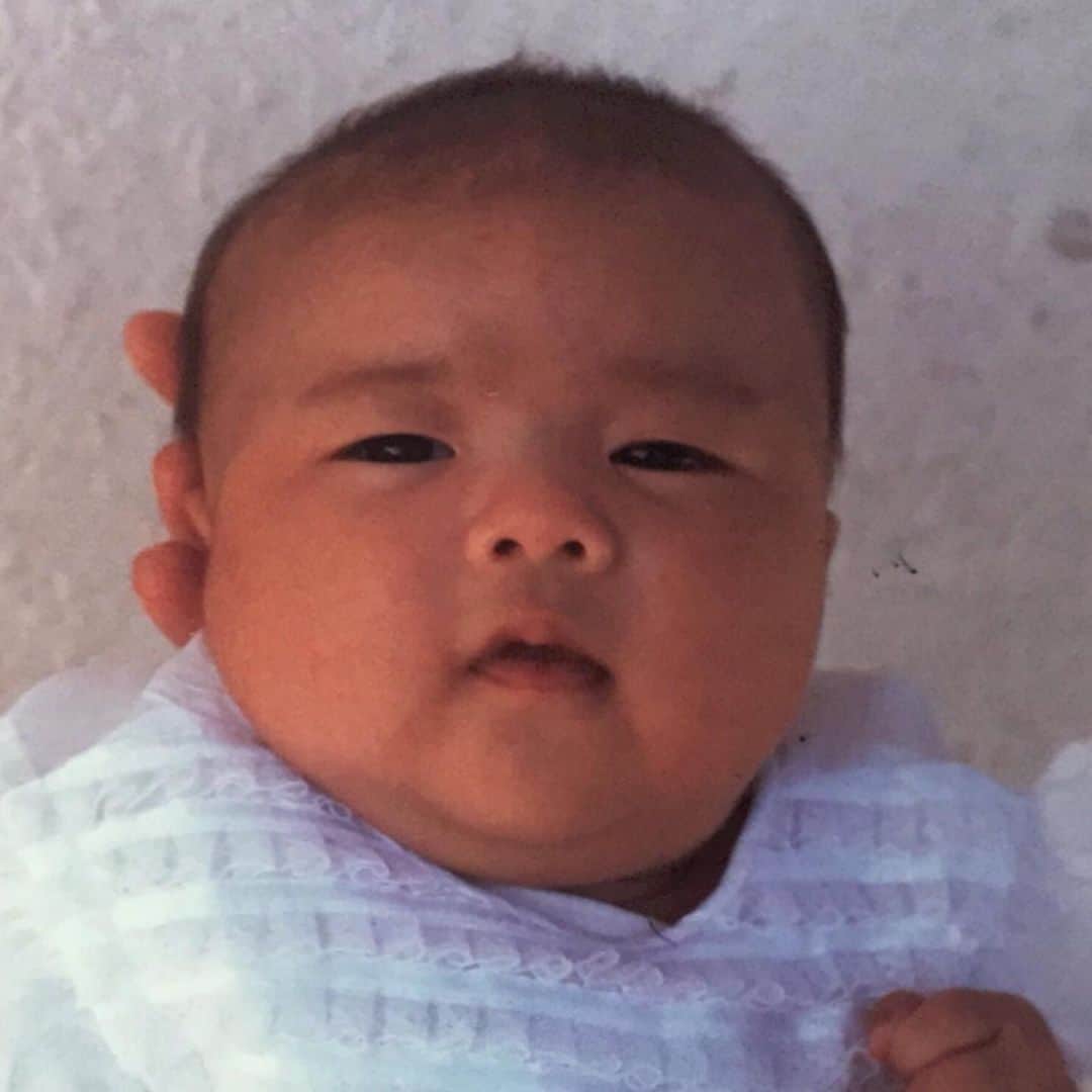 浜口順子さんのインスタグラム写真 - (浜口順子Instagram)「たくさんのコメントやメッセージありがとうございます。1985年6月24日17時10分、 大阪の地に元気に産まれました。 産んでくれた母に感謝です。 この写真は私の最古の写真です。退院した日かな。 海坊主と言われてました🤣  とまあ、今年38歳になるわけですが、正直何歳かわけわからんくなります。つまり年齢にとらわれなくなってきたのかなあ、と。 気持ちを大切に人生楽しんでいきます✌️ まず38歳まで無事に生きれたことに感謝です。 人の命は尊いです。  ここまでたくさんの方に支えていただいたのでやってこれました。感謝しています。 いつもありがとうございます！ これからもよろしくお願いします。  38歳のお誕生日は、 三重で初めて過ごすお誕生日。 めっちゃ楽しかったです😆 またインスタでもご報告しますね！ヒントは2枚目。  #誕生日 #38歳 #感謝」6月24日 23時47分 - hamaguchijunko