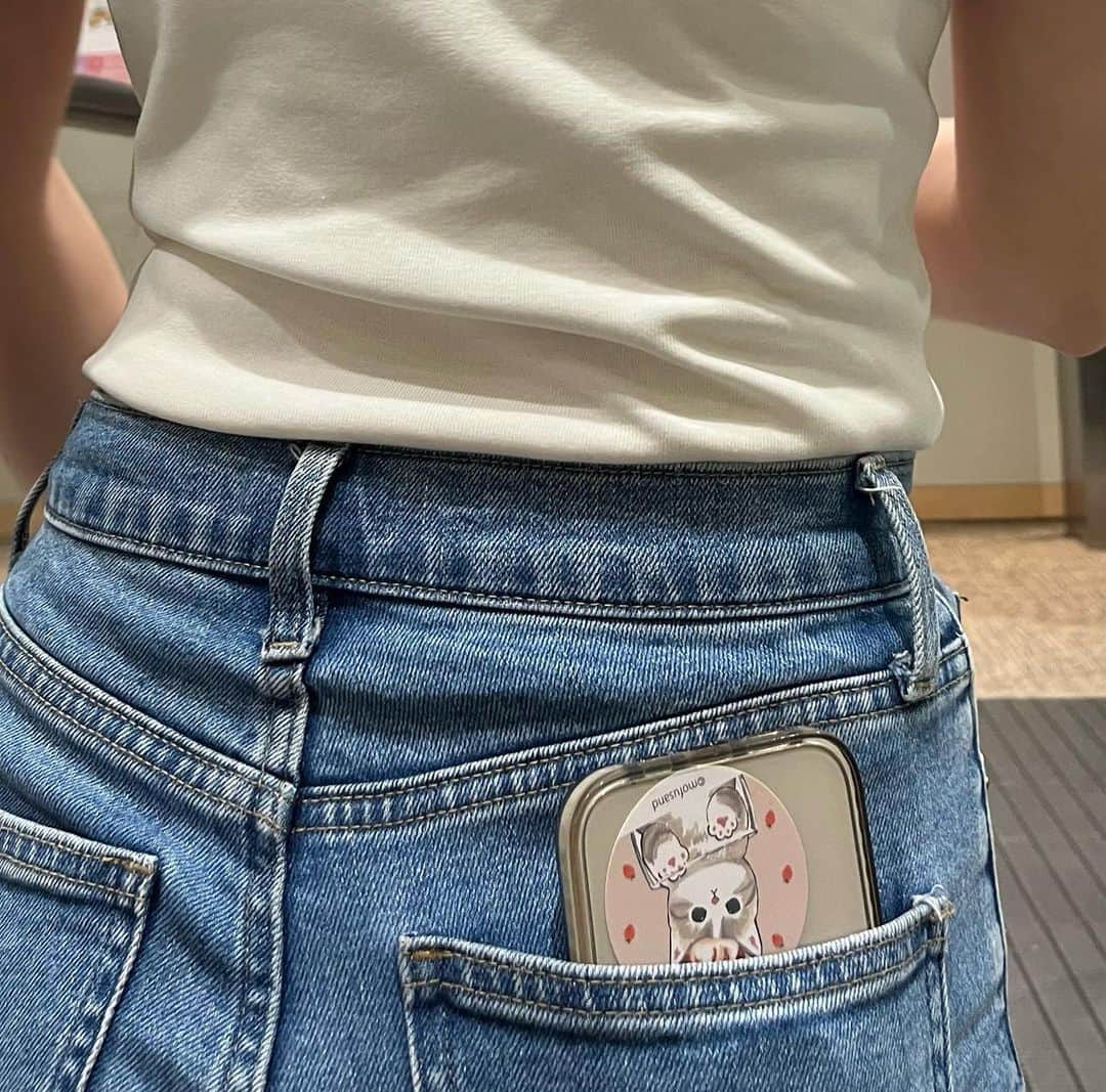 福井姫奈のインスタグラム：「mofusand🤍  この苺のシールがとくに欲しくて、まんまる焼き8個買ったのが懐かしい…  推しが尊い（初めて使った）  #mofusand#モフサンド#ぢゅのさん」
