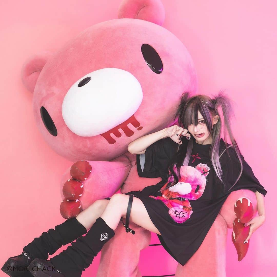 椎名ひかり（ひかりん）のインスタグラム：「【 TRAVAS TOKYO　×　gloomy　COLLABORATION 】  【第１弾】耳付き半袖パーカーは6月30日(金)から発売開死  【第２弾】肩ジップビッグシルエットカットソー は7月9日(日)からっ  #travas #travastokyo #gloomy #gloomybear #森チャック　#椎名ひかり　#椎名ぴかりん　#ぴ様」