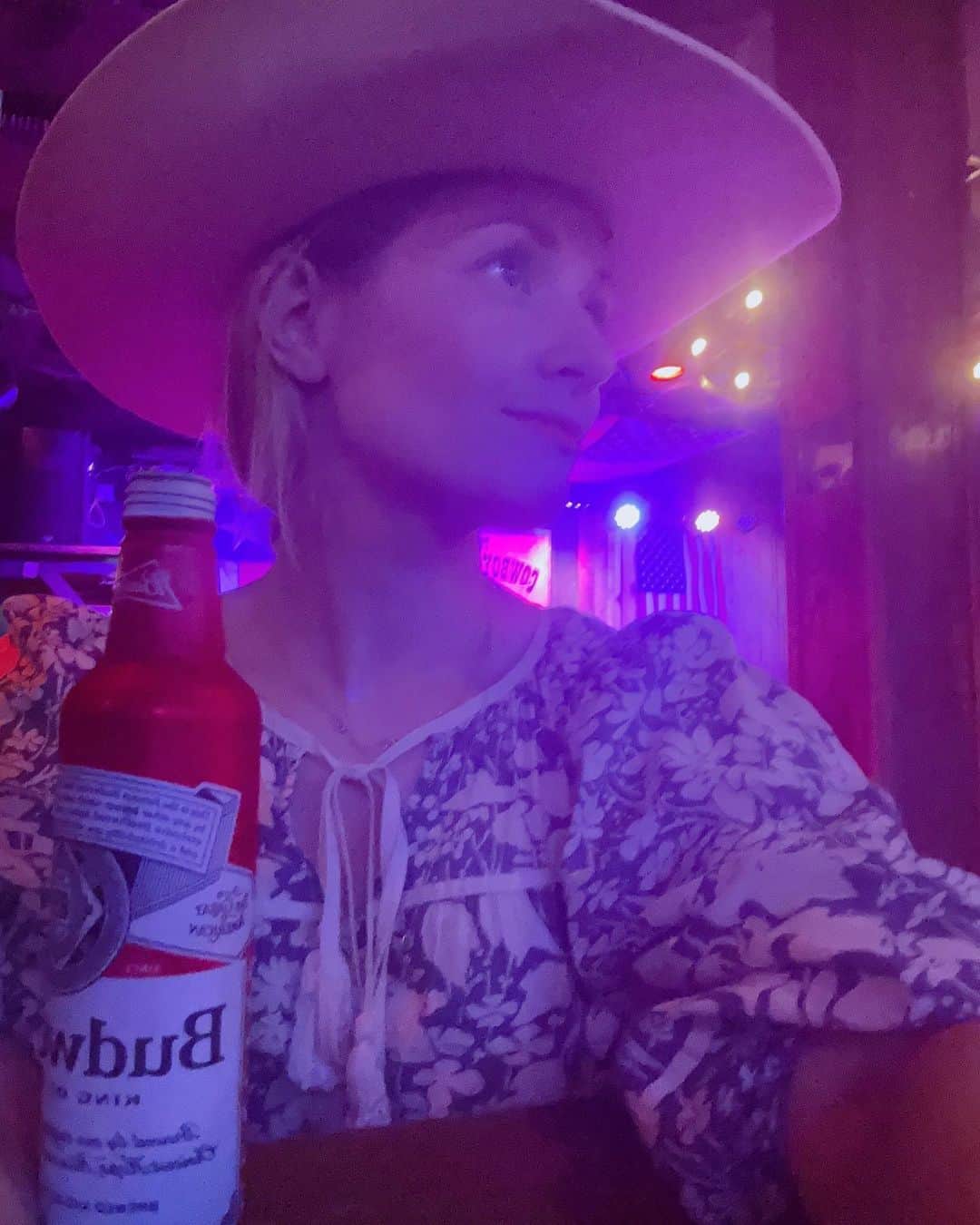 ベス・ベアーズのインスタグラム：「Not a @budweiser ad, but could be. Line dancin' light is 🔥」