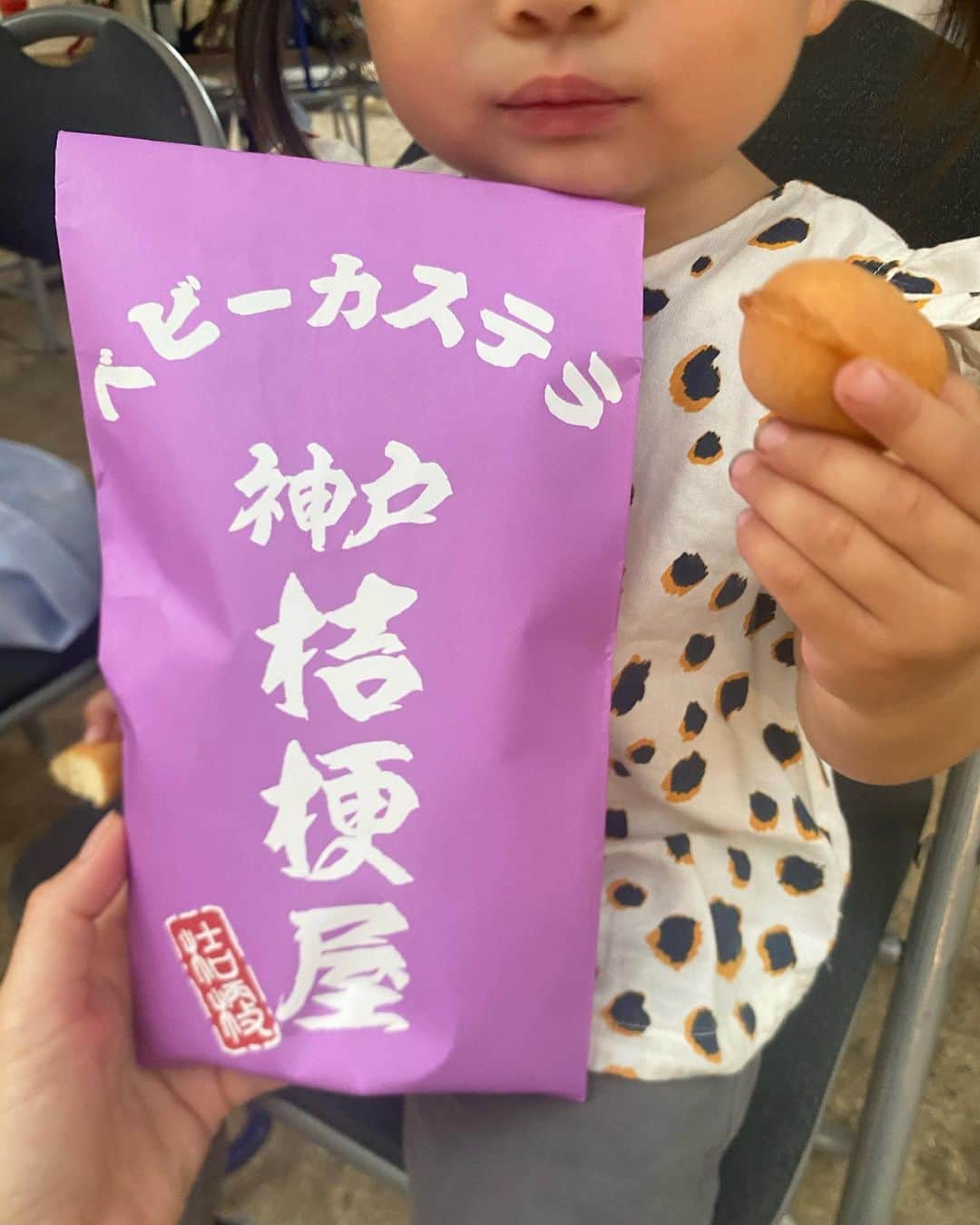 yuiさんのインスタグラム写真 - (yuiInstagram)「. . 最近のLA🇺🇸の子供達は、クロックスに🧦らしい😝 まだまだ可愛い彼と娘。　 . 🅱️が走るのが早くてその姿に娘がビックリして、🫢 それ以来、🅱️こわい。という様になり 又それも面白い🤣 . この日はドットのリンクコーデ⚫︎⚪️⚫︎⚪️ . #夏祭り#西宮神社#ゆいのママライフ」6月25日 0時02分 - yuiram