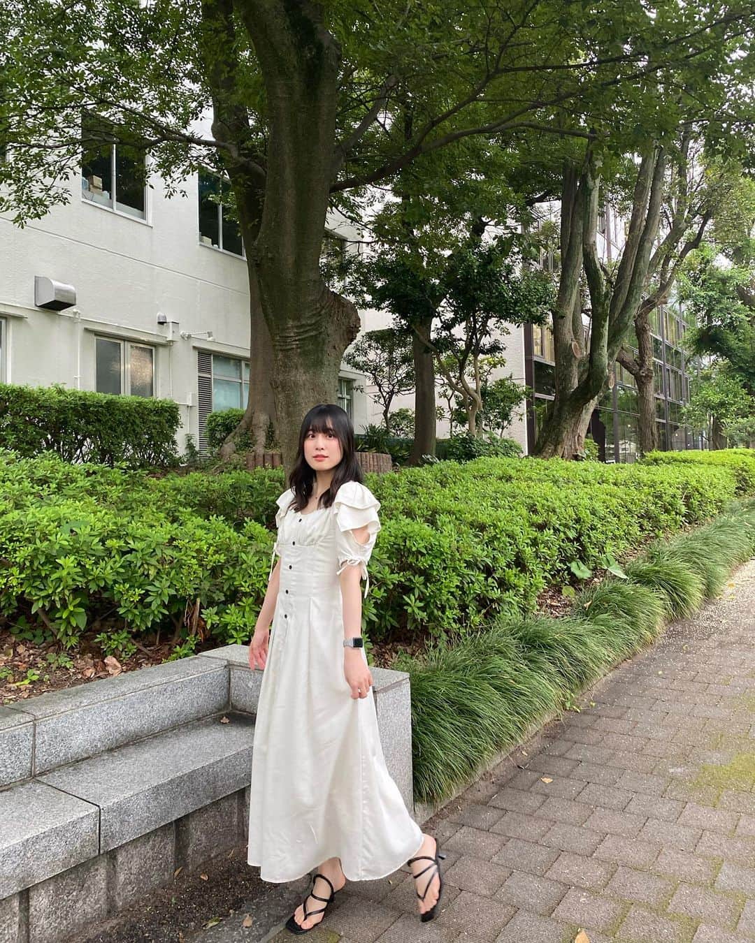 のインスタグラム：「・先日のサイン会のお洋服 ストーリーでの投票の結果、こちらになりました！ （綺麗めかわいい、おろし巻き） このワンピース可愛いですよね、、実はお友達がお誕生日にプレゼントしてくれたお洋服なんです。とても可愛くてお気に入りです🐰  #ukka #茜空」