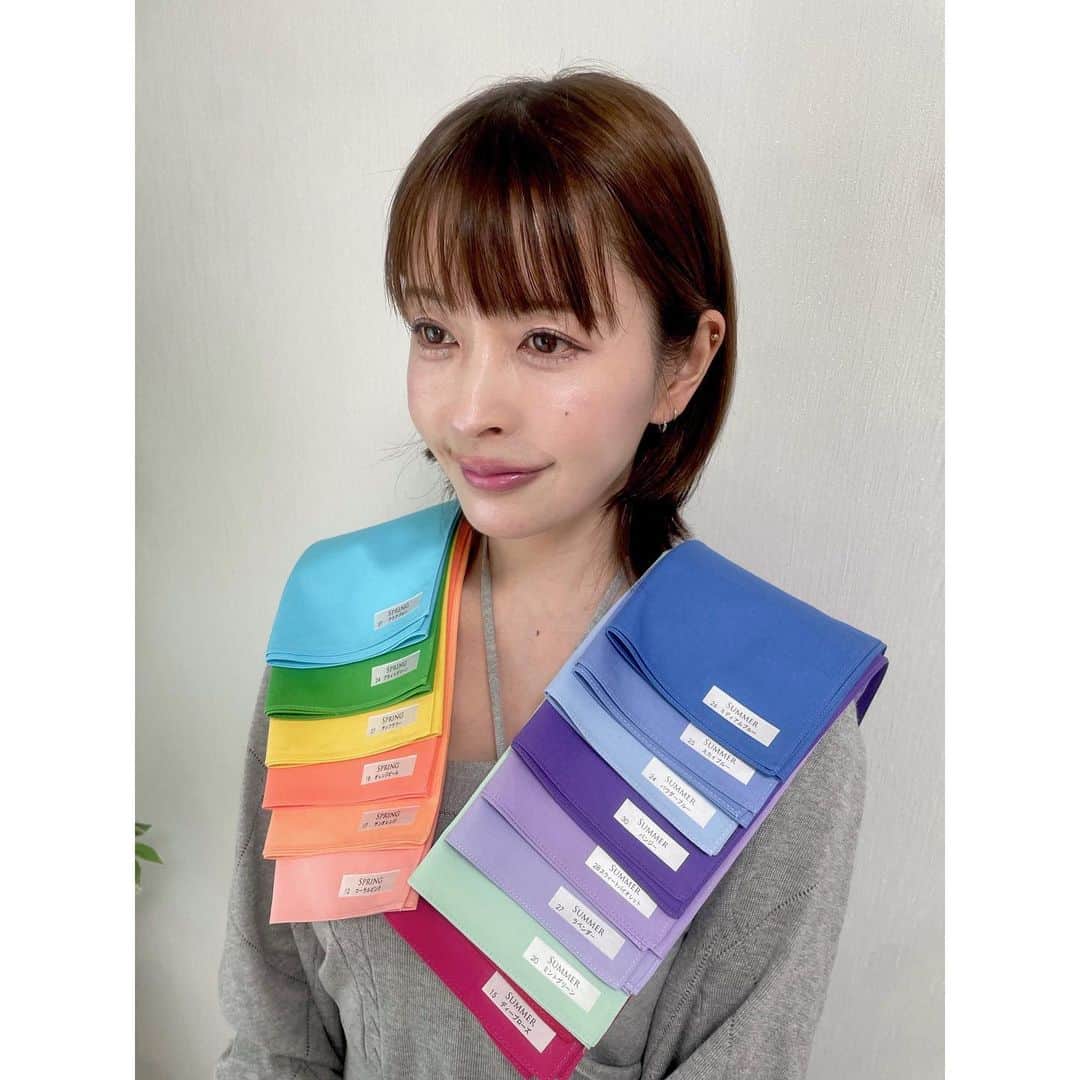 のインスタグラム：「@alumo.imecon でさつきちゃんとももこちゃんにパーソナルカラー診断、骨格診断、顔タイプ診断をやってもらいました〜！ カラーと骨格診断は以前他のサロンでやってもらっていて、その時の診断結果は「骨格ナチュラル」「イエベ秋(ディープ)」でした🍁🍂  しかし私はブルベの色が好き… ブルベになりたい…  そんなわけで、今回は特別にしっかりと自分でコントロールカラーでイエベを殺したベースメイクをした状態で、どんな色が合うのかを診断してもらいました！ (通常はノーメイクで診断します)  結果……深い色よりも明るめカラーのほうが私のベースメイクには合うことがわかりましてー！うほー🤩  1枚目の画像がイける色  2枚目の画像の顔周りに持ってくるとあかん色。くすみカラーがわかりやすく顔色がおかしくなる笑  別垢のほうのYouTubeで動画にしまーす！  骨格はやっぱりナチュラルでした。 ほねほね💀🦴  顔タイプはエレガント😊  ALUMOはさつきちゃんとももこちゃん2人で診断してくれるのがとても良き🙆‍♀️  楽しかった！！  さつきちゃん、ももこちゃん、どうもありがとうございました〜！   #パーソナルカラー診断  #骨格診断  #顔タイプエレガント #骨格ナチュラル  #イエベ春  #ブルベ夏  #」