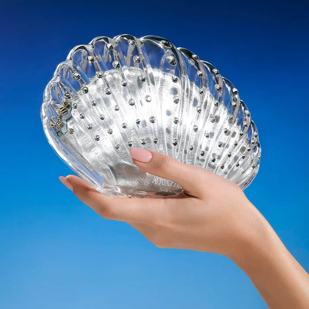 Aquazzuraのインスタグラム：「Crystal clear. The elegant Crystal Shell Clutch adds a touch of playful mermaidcore to your summer outfits   #AQUAZZURA  #AQUAZZURABags」