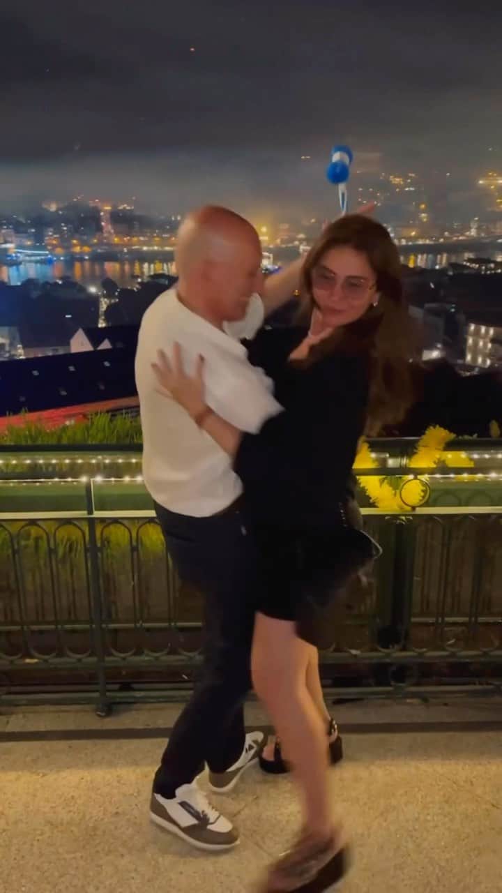 Giovanna Antonelliのインスタグラム：「Pela primeira vez no São João do Porto, há tantos anos que não vivia isso!!  Foi demais, divertido e emocionante ver todo mundo vibrando com uma energia incrível!!! Obrigada pelo carinho @theyeatman  @angelteixeir  @visitportoandnorth  Que saudade amigos!!!! @mynamemv @ruimacielofficial @lucilialaramakeup @victorhugophotographer  Ano que vem tem mais hein!!!!!!  🇵🇹🌹🥰🌹🙏🏽」