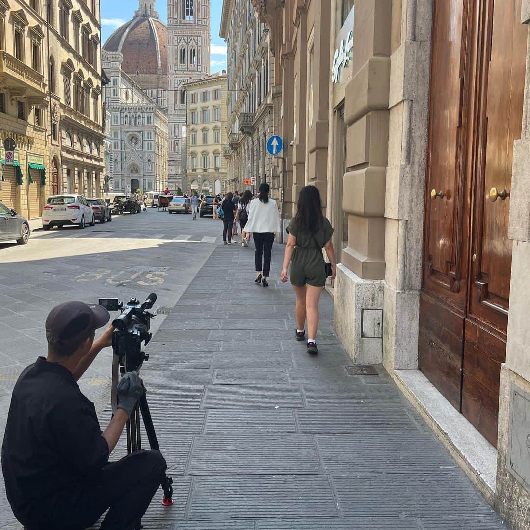 水原恵理さんのインスタグラム写真 - (水原恵理Instagram)「小さな街なので、移動は全て歩き。 石畳みにヒールは大変です。  連日の2万歩越えで、山下さんの足には既に水脹れが4個。  #BSテレ東 #イタリア出張 #イタリア特番 #イタリア特番7月29日放送」6月25日 0時03分 - erimizuhara