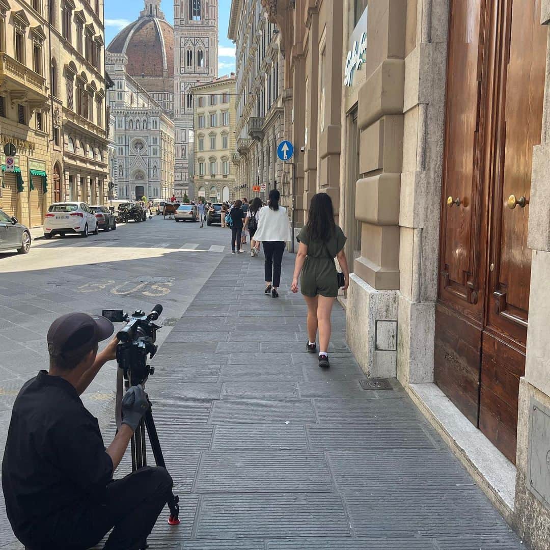のインスタグラム：「小さな街なので、移動は全て歩き。 石畳みにヒールは大変です。  連日の2万歩越えで、山下さんの足には既に水脹れが4個。  #BSテレ東 #イタリア出張 #イタリア特番 #イタリア特番7月29日放送」