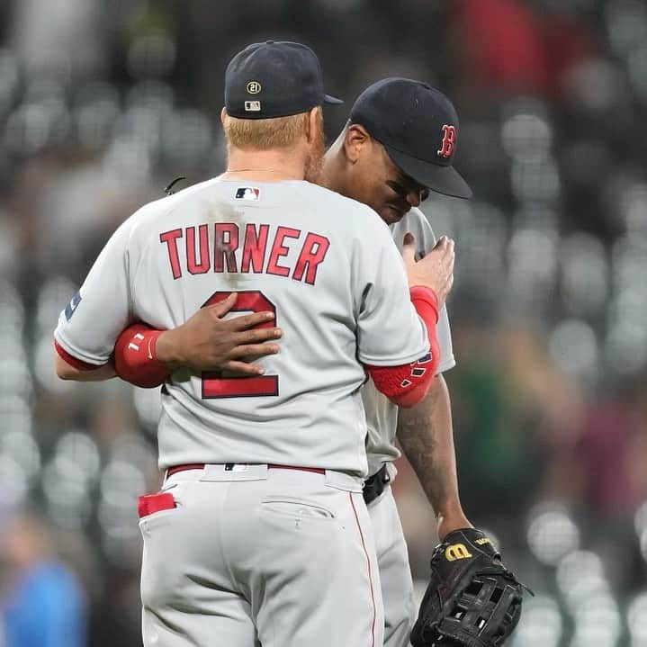 ジャスティン・ターナーさんのインスタグラム写真 - (ジャスティン・ターナーInstagram)「DID YOU KNOW all former winners of the #RobertoClementeAward wear a 21 patch on the back of their hat every game?」6月25日 0時05分 - redturn2