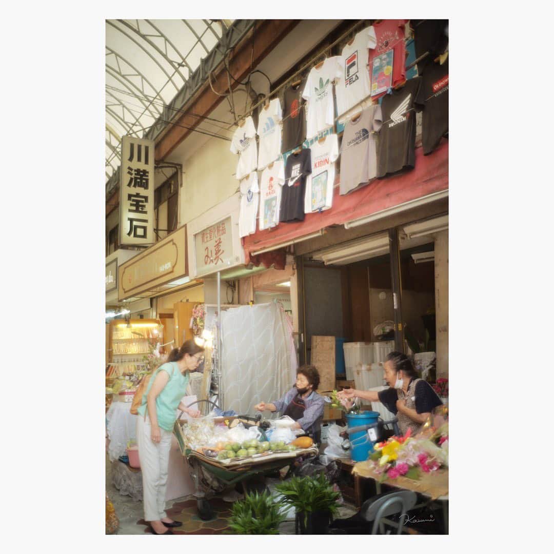 花澄のインスタグラム：「那覇スナップ。  Leica M10-P summilux 35mm f1.4 2nd  #leica#leicam10p#summilux#summilux35#summilux35mm2nd#oldlens#オールドレンズ#tokyo#japan#oldlens_tokyo#花澄#kazumiphotography#那覇」
