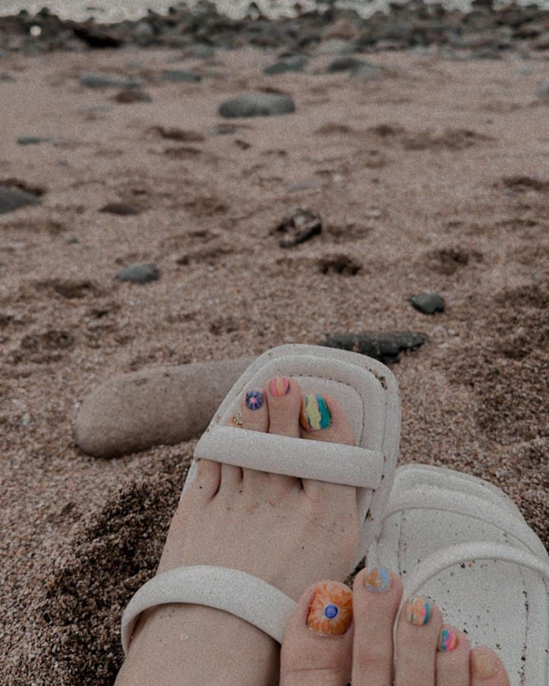 juliepeonyのインスタグラム：「帶著新足彩去了最愛的海邊🌊🏝（連續三天）哇哈哈哈，我的快樂就是如此粗暴簡單😝 - 您們應該都知道為了這個款式我跟Q練習了7749小時這件事吧🥹記得練習甲片的過程中我超沒耐心，一直碎碎唸哭哭22的不斷摧毀自己的作品😆等到畫真人的時候，Q表示：妳以後不要畫甲片了，妳好好的練習自己的手足，真人實作您真的很厲害（哇哈哈哈😝姐姐就跟妳說了吧⋯不過還是要謝謝妳督促我陪伴我練習，不然現在我的腳趾頭可能是⋯美人魚？！） / 喔，這個款式要表現的感覺是：「我不要漂亮我要可愛」醬紫的氛圍感，考驗配色、筆觸、個人主觀審美度⋯等，也就是說：「只要一被操控被指定被影響情緒，就做不出我喜歡的模樣了」（對，就是要這麼任性的告訴妳們（魔人勿擾）我不可以把我的快樂被妳消耗掉😊 / 妳們也喜歡海嗎？我！好！喜！歡！即使只是飄在上面，我都覺得我的多巴胺源源不絕的冒出來～(˶‾᷄ ⁻̫ ‾᷅˵) 每個人都要找到自己的自癒的方法才可以喔🩷 最近在 @drinking.library 裡面聽到一句很喜歡話：知世故而不世故，歷圓滑而彌天真，這是最棒的狀態。 送給妳們，願2023年的下半年度開始，我們都好🩷🩷🩷 . By明天要上班的🐷多巴胺突然下降的🐷 晚安💤」