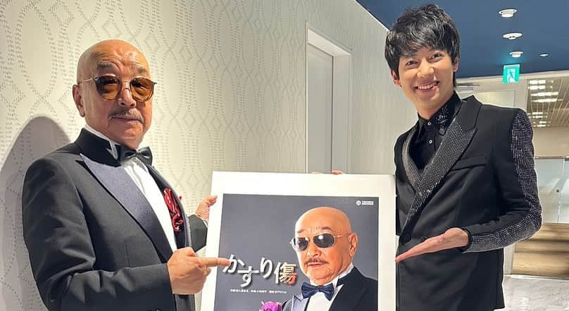 松阪ゆうきさんのインスタグラム写真 - (松阪ゆうきInstagram)「6/20(火)  BOSS⭐︎岡こと 岡宏さんの歌手デビューコンサート🎵に サプライズゲストとして出演させて頂き、  クリアトーンズオーケストラをバックに 『望郷じょんから BOSS⭐︎岡アレンジバージョン』 歌わせて頂きました🎤  やっぱり 生バンドいいねー🎤  BOSS⭐︎岡さんは、 岡宏さんとして、サックスプレイヤー、バンドマスター、作詞、作曲家など数々の経歴をお持ちの方なんですが、  6/21(水)に『かすり傷』を発売！ なんと81歳で歌手デビュー🎤されました。  今週、来週の スマラジにもゲストで来て頂きましたので、 ぜひ聴いてね📻  BOSS⭐︎岡さん ありがとうございました😊  来月 7/22(土)に一年ぶりの 松阪ゆうきファンミーティング をやらせてもらう会場でもあって かなりイメージが湧きましたw  宜しければ こちらも ぜひお越し下さいね♪  詳しくは、 松阪ゆうきファンクラブ事務局 ☎️03-3760-1115 まで (平日12〜18時まで)  #松阪ゆうき  #マリーグラン赤坂  #BOSS⭐︎岡 さん #歌手デビュー  #サプライズゲスト  #クリアトーンズオーケストラ  #望郷じょんから  #ぎゅー民」6月25日 0時08分 - matsuzaka_yuuki