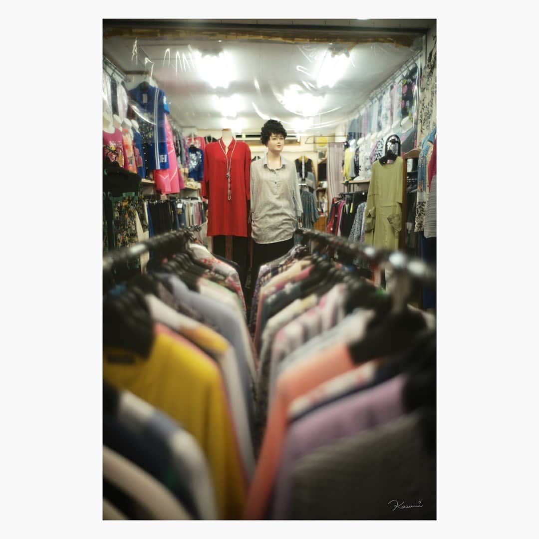 花澄のインスタグラム：「那覇スナップ。  Leica M10-P summilux 35mm f1.4 2nd  #leica#leicam10p#summilux#summilux35#summilux35mm2nd#oldlens#オールドレンズ#tokyo#japan#oldlens_tokyo#花澄#kazumiphotography#那覇」