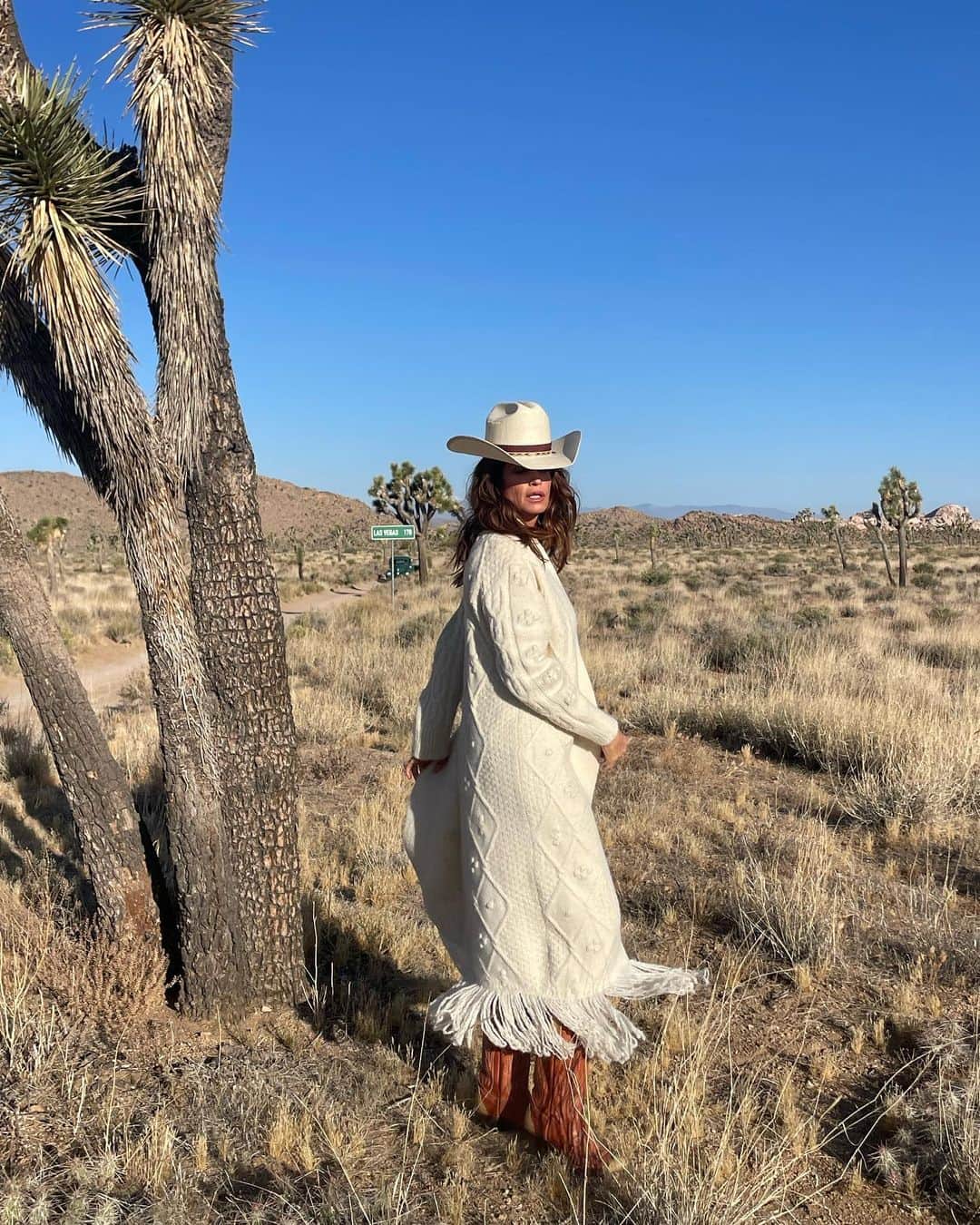シンディ・クロフォードさんのインスタグラム写真 - (シンディ・クロフォードInstagram)「Perfect cozy sweater for an early morning shoot in the desert 🌵」6月25日 0時16分 - cindycrawford