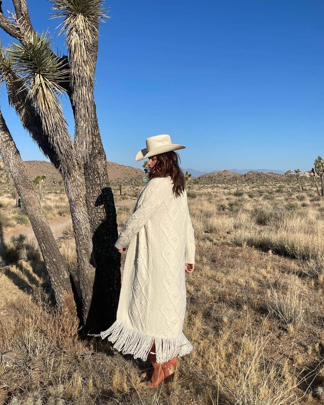 シンディ・クロフォードのインスタグラム：「Perfect cozy sweater for an early morning shoot in the desert 🌵」