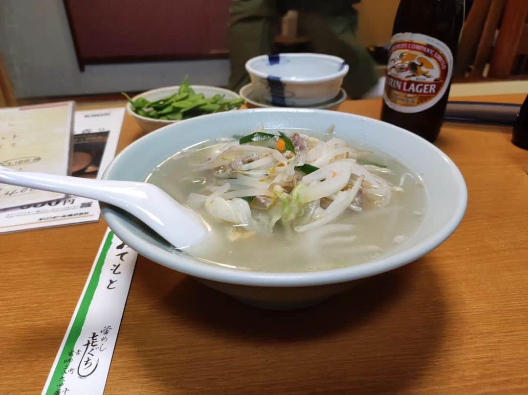 つけMen野郎のインスタグラム：「タンメン 喜ぐち 新潟の銘酒場で終着。18:00過ぎに一人で訪問するも満席御礼。ふらっとしてから再訪問で入れた。銘酒場な雰囲気プンプンで畳の座敷に上がる。空気感だけで呑める。おすすめのカニクリームコロッケ、南蛮海老刺しをツマんで酔い夜。〆はタレカツ丼がむちゃ美味そうだったけど、カニクリームコロッケで揚げ物欲が鎮火したのでタンメン。タンメンのリテラシー低いんだけど、良いのか悪いのかむちゃうまかった。 この透き通ったスープがしっかりと塩味あって〆に寄り添ってる。平打ちのやや縮れ麺が良い組み合わせ。野菜はシャキとクタのバランス良く、後半に良い具合にクタってくれて丁度良い。白胡椒がまた合うのよ。良き〆でした！」