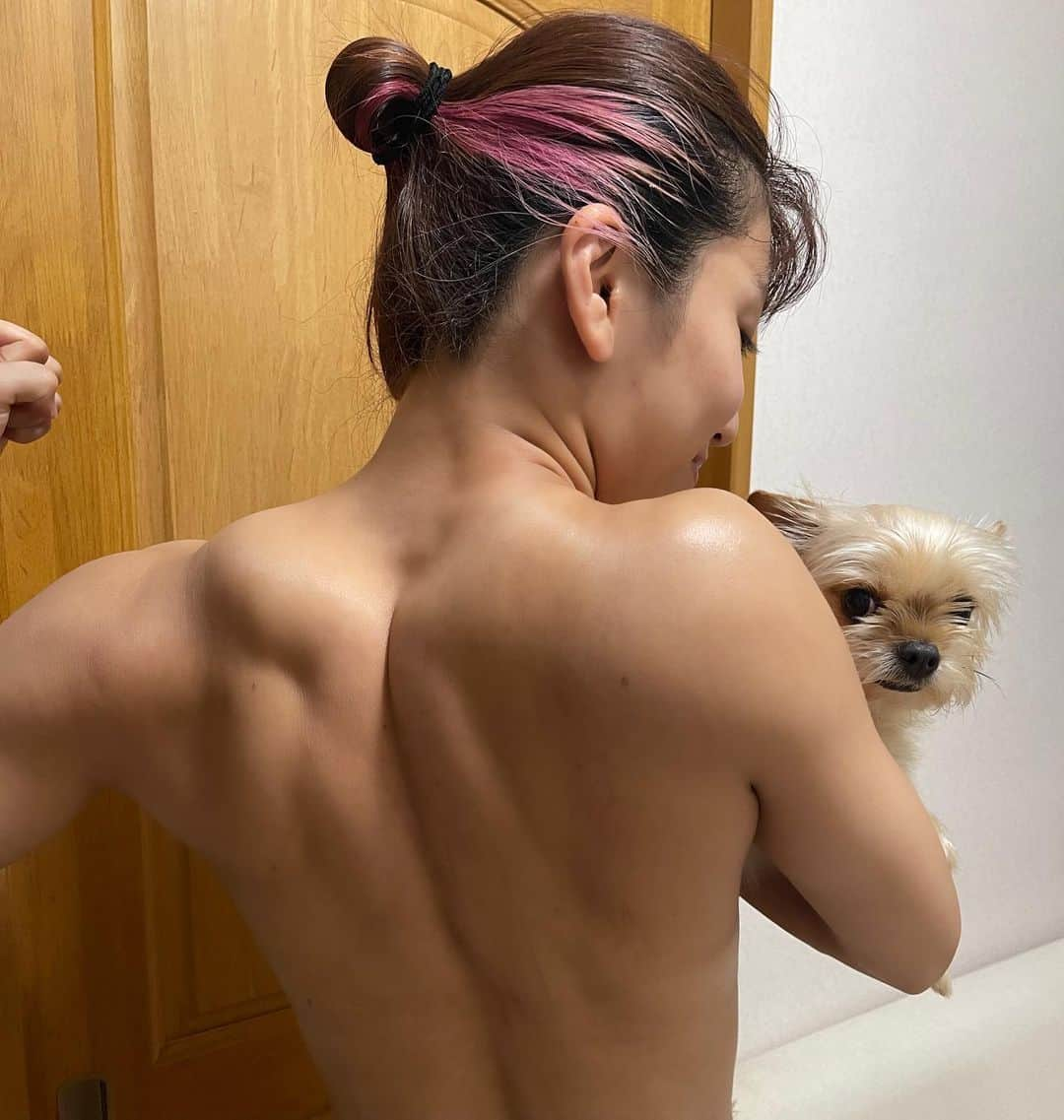 ぱんちゃん璃奈のインスタグラム：「🙋‍♂️or🙋‍♀️？？  😂😂😂😂...💪  #musclegirl  #筋肉女子 #latissimusdorsi  #広背筋 #bicepsbrachii  #上腕二頭筋 #ぱんちゃん璃奈  #panchanrina #kickboxergirl  #キックボクサー女子 #macho  #マッチョ #ぱんちゃんるんた」