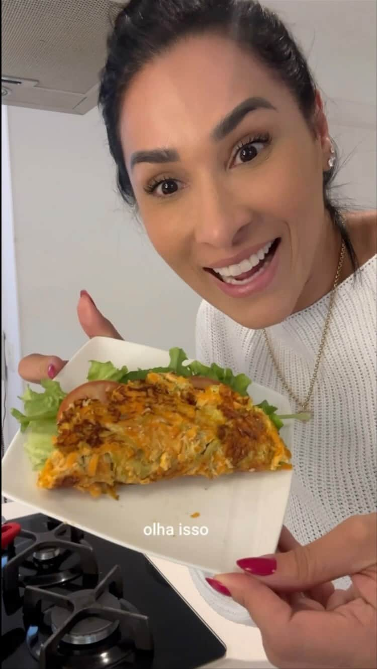 ジャケリネ・カルバリョのインスタグラム：「💥COZINHA DA JAQUE🥗  O vídeo só ficou longo por culpa do Simpaticão que quebrou meu cenário!🥴🤣  Tudo isso vc encontra na @hortifrutinet 🥕🥒🥚🧀  Ingredientes: 💥cenoura  💥abobrinha ou pepino 💥ovo 💥queijo parmesão  Sal a gosto 👍🏼   #cozinhadajaque #receitas #comida #food #reels」