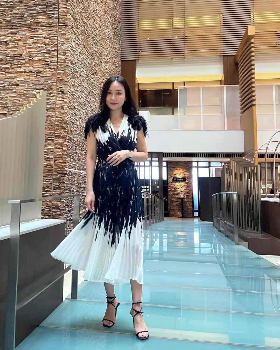 笹倉麻耶さんのインスタグラム写真 - (笹倉麻耶Instagram)「昨日のパーティー🎉は勝負ドレスで  数年前に購入した @elisabettafranchi のドレスは  過去２回しか着ていないんだけど どちらも勝利🏅の時に着ていたので 私的勝負ドレスとなりました。  ・  1度目は @mroman_azabu のファッションショーイベントで着ていて ドン小西さんから、ベストドレッサー賞を 賜りました🏅  ２回目はドイツワインアンバサダーコンテストで 受賞して、 その後ドイツのワイナリー巡りに 連れて行っていただいた思い出のコンテスト。  私のここぞの時のドレスです。 袖が黒い羽根みたいになっているの  コロナ前、おそらく2018年くらいの時のものだと思いますが  時が経っても、全然古臭くないのが良くて 金額は張るけど、ずっと着れるのいいですね。  昨日は約200名の女性が集まるパーティー🎉 たくさんの方にも、ドレス褒められて嬉しかった！  こちら、両サイドに深ーいスリットが。 これでもお直しでスリット短くしたくらい。  無風ならまったく目立たないけど、 外に出た途端に急に太ももまで露わになり 大胆なドレスになるからw  車移動でないと着れない！ 昨日は行きは車で送ってもらって 帰りだけ電車とタクシーでしたよ😆  #elisabettafranchi #エリザベッタフランキ #ドレス #オケージョンドレス #パーティードレス #インポートドレス #おでかけ #パーソナルスタイリスト #イメージコンサルタント #骨格ストレート」6月25日 8時30分 - nicomaya2525