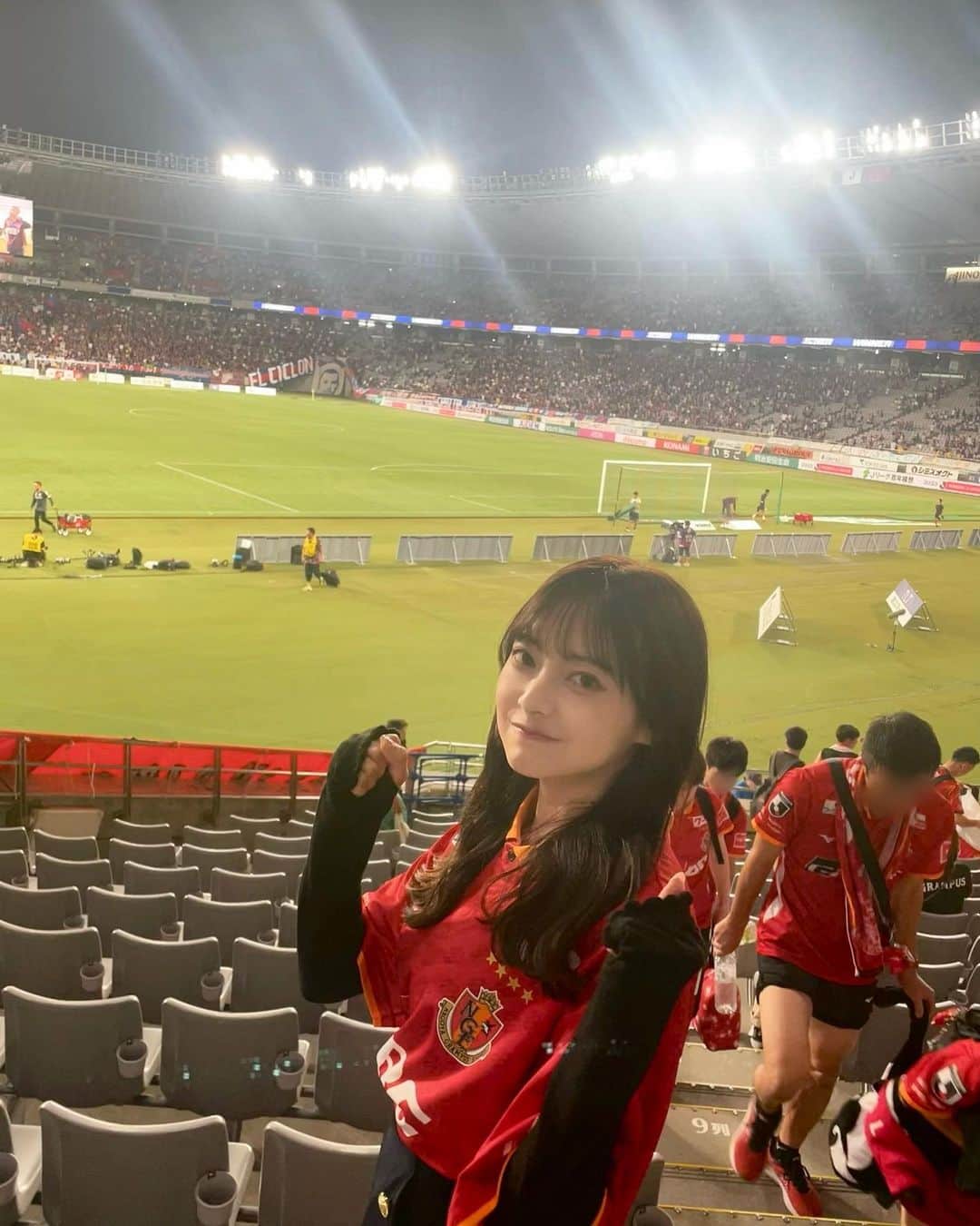 千葉祐夕のインスタグラム：「悔しかったけど、元々行けない予定だったはずの試合に足を運べて幸せでした、楽しかった‪‪☺︎‬  ナイストライ！前向きに応援！やってやろうぜ名古屋グランパス！  私もまだまだサッカーの勉強しなきゃだし、アスリートフードマイスターの資格の勉強も引き続き頑張るぞ〜！❤️‍🔥  #名古屋グランパス #grampus #さあ行こうぜ名古屋  #味の素スタジアム」