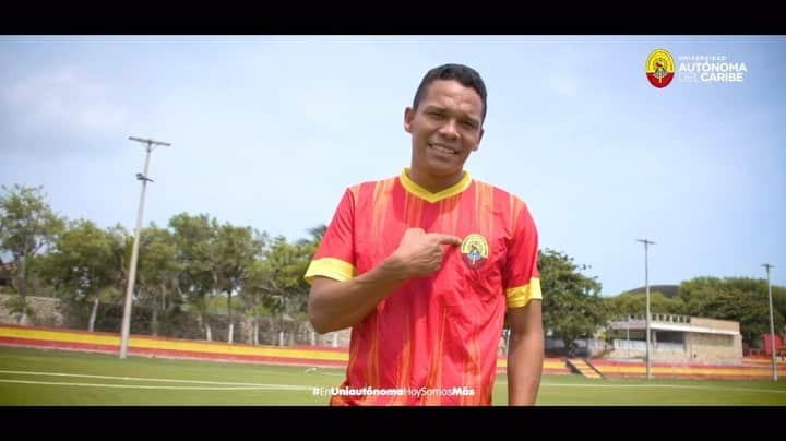 カルロス・バッカのインスタグラム：「¡En @uniautonoma la academia y el deporte van de la mano! 🫱🏻‍🫲🏼⚽️  Nos enorgullece aportarle a la formación integral de grandes deportistas como Carlos Bacca, estudiante de Administración de Empresas Virtual en esta casa donde se forman los mejores.  ¡@goleador70 lleva el #SelloUniautónoma. ¿Y tú?   ¡Matricúlate ya! 🤩  👉Ingresa aquí: https://estudiaenuniautonoma.uac.edu.co」