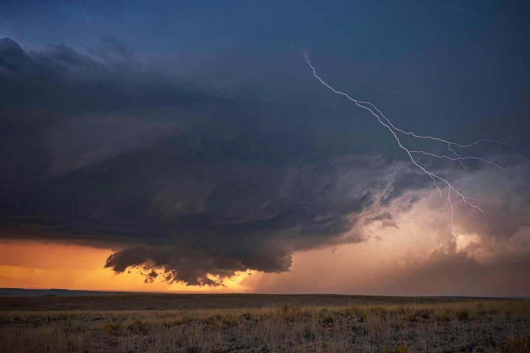 Keith Ladzinskiさんのインスタグラム写真 - (Keith LadzinskiInstagram)「Lightning firing out of a #supercell over west Texas / for @canonusa #r5c and 28-70mm 2.0  - - @anker_official @poweredbyowc @niteize @mindframecinema @taylor._shaffer @tjtriage @brittmumma @rebilasphoto @mikeolbinski @elizabethontheroad @shotoversystems」6月25日 0時35分 - ladzinski