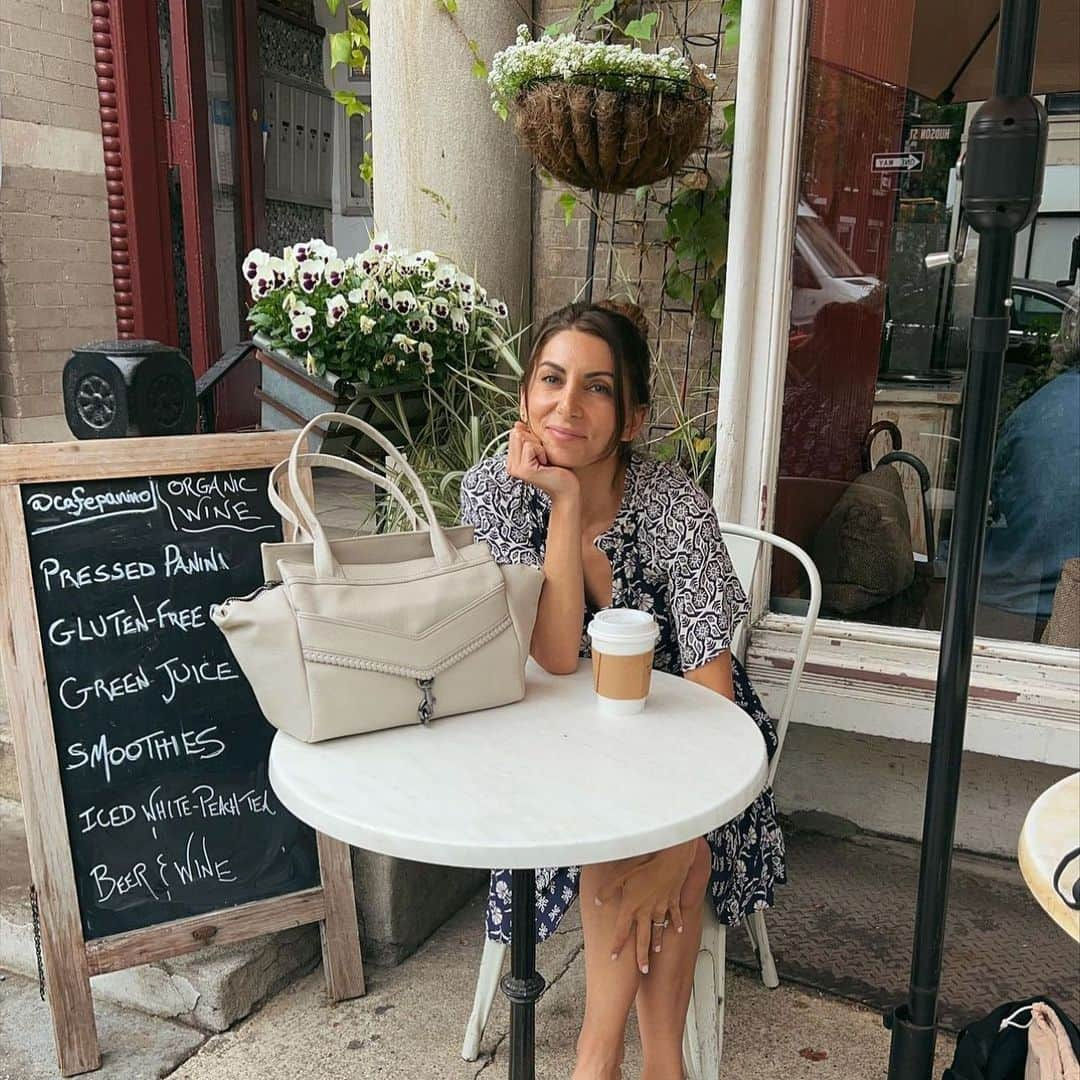 ボトキエのインスタグラム：「Nothing beats a cute coffee date & a new bag 🫶🏼☕️」