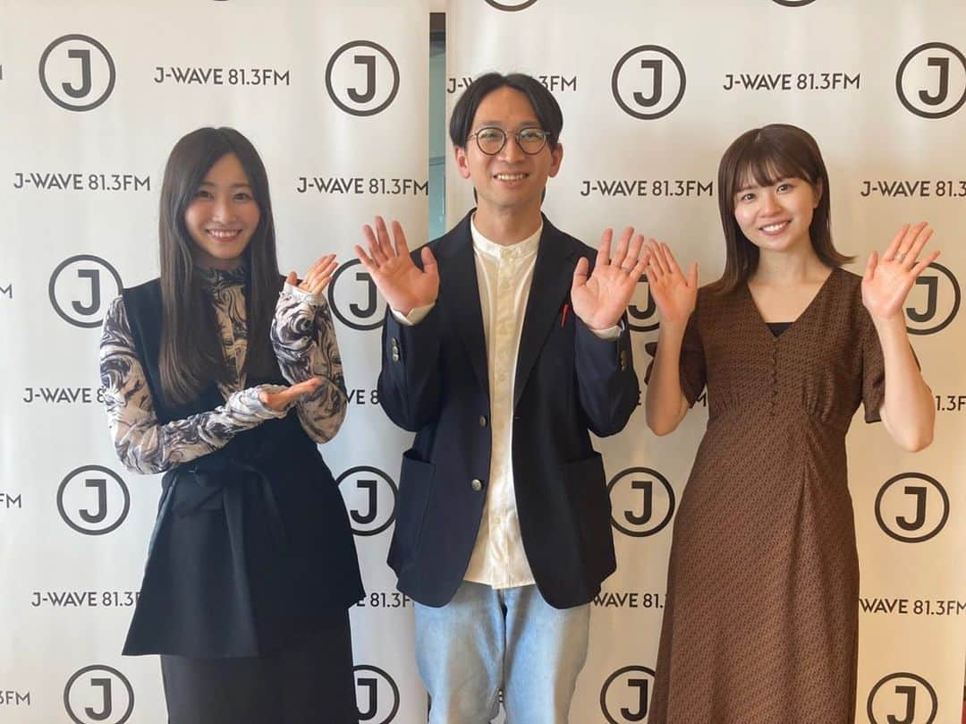 佐藤満春（どきどきキャンプ）のインスタグラム：「J-WAVE「トモラボ」ありがとうございました。 私個人としては今回で４回目の出演になりました。 藤原しおりさんとは私が構成を担当していた「PON！」という番組でお世話になっていたご縁からこういった形でまたご一緒できて嬉しい限り。  今回はなんと「サトミツ一門」という冗談みたいなくくりで呼んでいただきました。 何それ、という方はとにかく放送をどうぞ！ いつかこの３人で何かお仕事できたらと思っていたので、思わぬ形でしかもすごい早いタイミングで実現することになりました。 J-WAVEさん、トモラボさん、お声がけいただきありがとうございました。 せっかくなのでまた３人でどこかしらに出演できますように。 ありがとうございました！！ 一番弟子、二番弟子と一緒に撮れたよ。この写真最高よね。 「サトミツ一門御一行」と楽屋に貼ってあった。笑。」