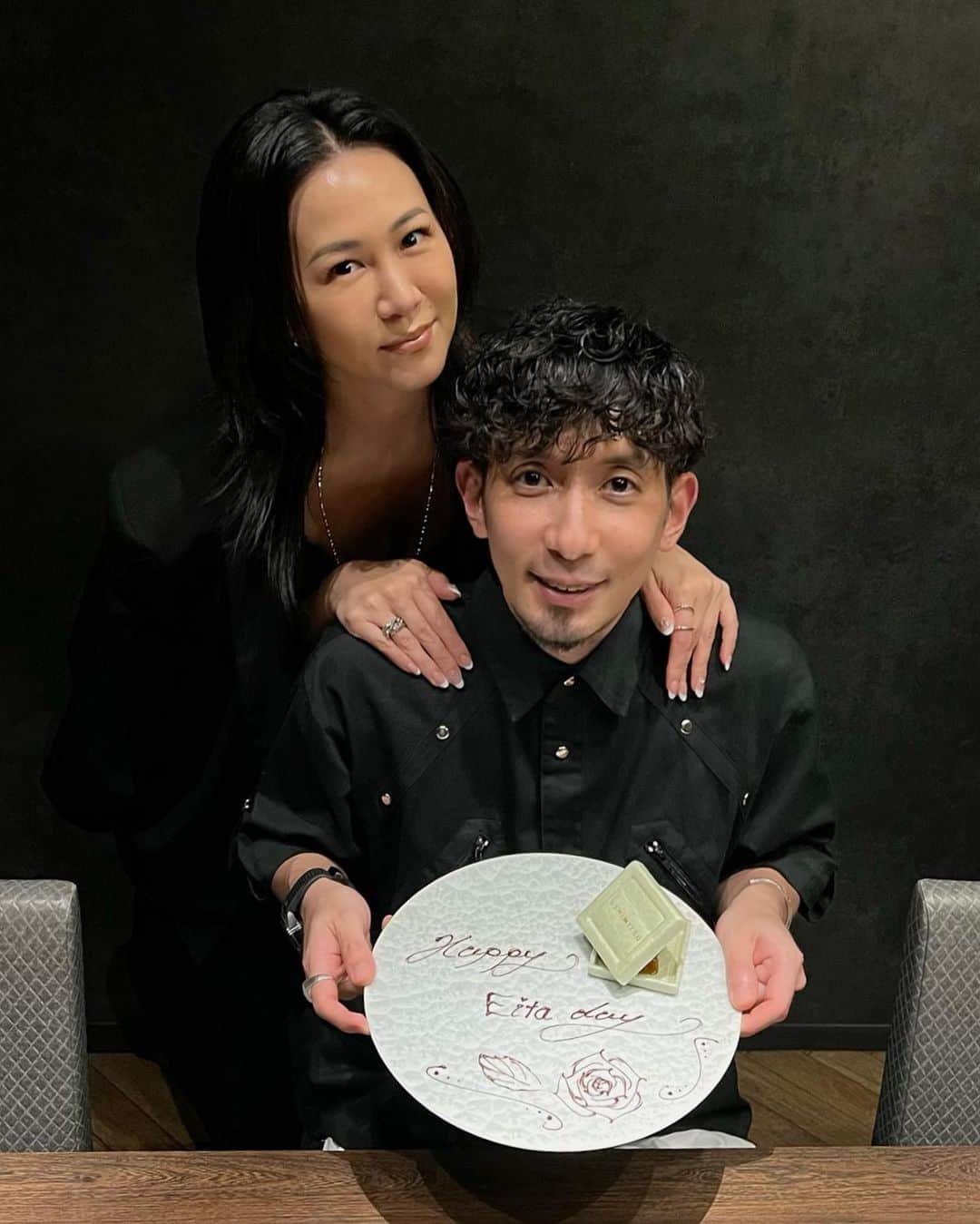 須田朱音のインスタグラム：「ʜᴀᴘᴘʏ ᴇɪᴛᴀ ᴅᴀʏ  数えたら9回目のお誕生日祝いでした🎂  って事は、私たち10年目って事ですね。  これからも、お互いの足りないとこを 補いながら一緒に楽しめる事をみつけましょ♡  あんまりイライラしないようにするけど、 私がそこまで心を開けるのは英太とママだけだから。  大目に見てください🙏🏼  いつも、私のダメなところを受け止めてくれて 優しくしてくれてありがとう。  お誕生日dinnerは、 ご要望の焼肉🥩私も行きたかった  📍@ushimitsu_nishiazabu さんへ  お肉のフルコースしあわせだった♡  #ushimitsu #ushimitsunishiazabu  #birthdaydinner」