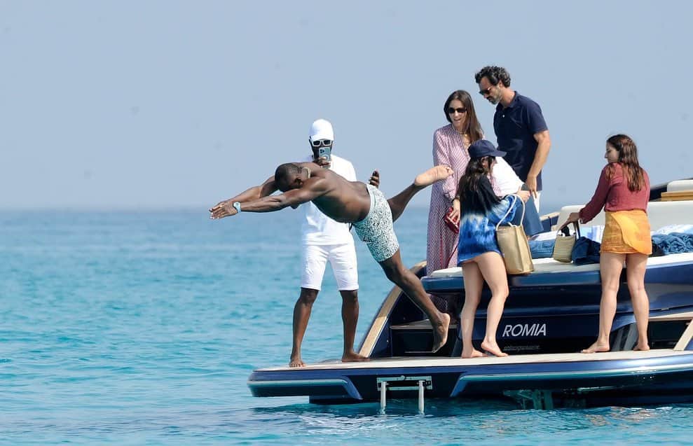 のインスタグラム：「Paparazzi 📸」