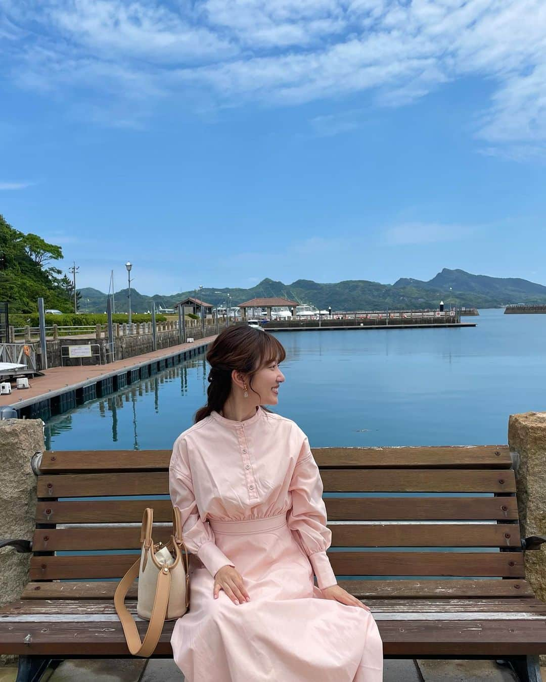 原直子さんのインスタグラム写真 - (原直子Instagram)「天草旅行1日目🏝️✈️  仕事終わりに飛行機に飛び乗って天草へ！！ずっと乗ってみたかった天草エアラインのイルカが描かれた飛行機に乗ってわくわく🐬  そしてとっても素敵なお部屋に泊まりました✨ お部屋から天草の海が一望出来る オーシャンビュー✨ その景色と空を存分に堪能出来るジャグジー付き！ 贅沢過ぎる！！！ あんな広いお部屋に1人で宿泊。 観光はもちろんしたいけど、お部屋にずっといたかった〜！！笑  大人って最高だな〜  パスタは天草ワタリガニの本格トマトクリームパスタ🍝 こちらも海を眺めなら落ち着いた雰囲気でパスタ堪能しました✨  ２日目に続きます♡  #天草旅行 #天草ホテル #アレグリアガーデンズ天草 #熊本観光 #熊本旅行 #天草観光 #マリーナカーニャ #天草グルメ #天草ランチ #大人の休日 #一人旅女子 #1人旅 #1人旅 #旅行好き女子」6月25日 0時50分 - naoko_15_hara