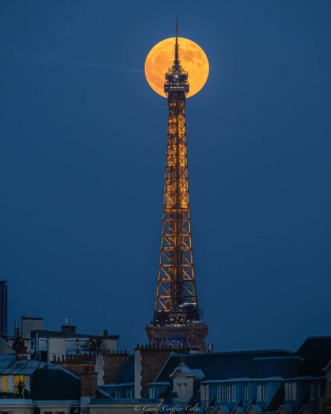 My Little Parisさんのインスタグラム写真 - (My Little ParisInstagram)「Cachée Lune derrière l’autre. 🇬🇧: When the Moon walks toward the Eiffel Tower. (📸: @carole_coiffiercolas)」6月25日 1時03分 - mylittleparis