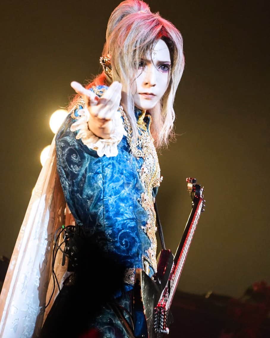 TERUのインスタグラム：「『#Versailles Live Tour "Varoque" 2023 〜華麗なる様式美の逆鱗〜』ツアーファイナル！渋谷Spotify O-EASTありがとうございました！(。・_・。)/🌹 最高でした！本当にみんな大好きだー！！ ツイート遅れたけど感想聞かせてね！！👂」