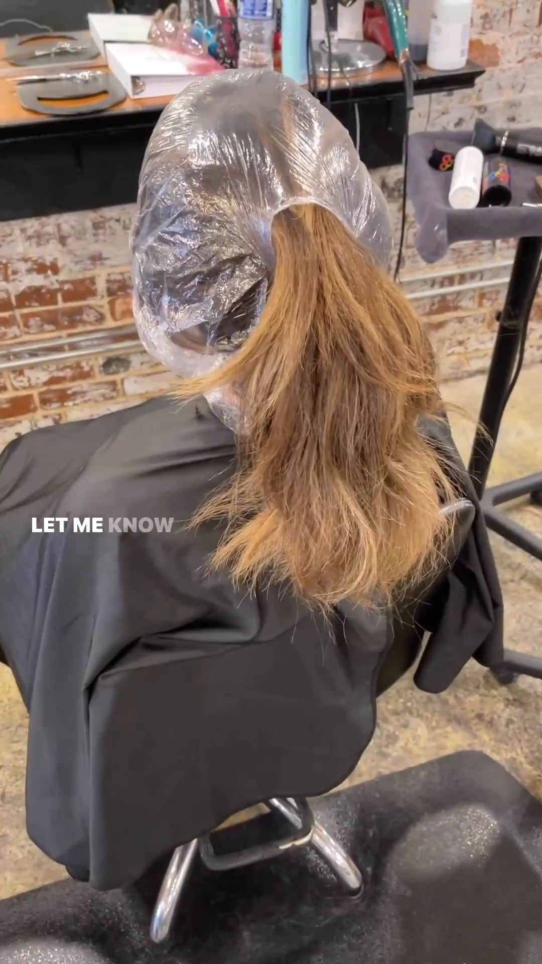 のインスタグラム：「Ok this may look funny but it's so smart!! Would you try this salon hack? 🤯  📸  @hair_by_leigha_  #salonhacks #hairhacks #hairdresser #cosmoprofbeauty #licensedtocreate」