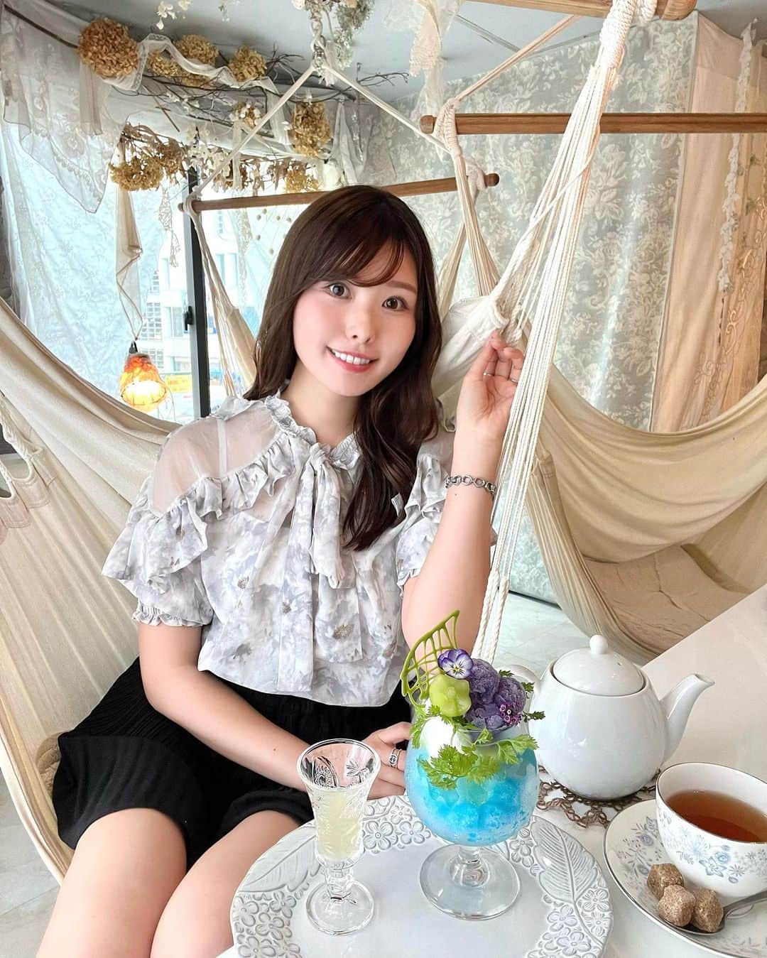 YOUKORINさんのインスタグラム写真 - (YOUKORINInstagram)「Hammock Cafe @cachette2019   季節のパフェは紫陽花🩵 色が変わる不思議なパフェ🍨  窓際は自然光で盛れる🫢 白い空間が可愛かった🥰💓  #横浜#横須賀#横須賀カフェ#Hammock#ハンモックカフェ#ハンモックカフェカシェット#yokosuka」6月25日 1時08分 - xxy0uc0riinxx