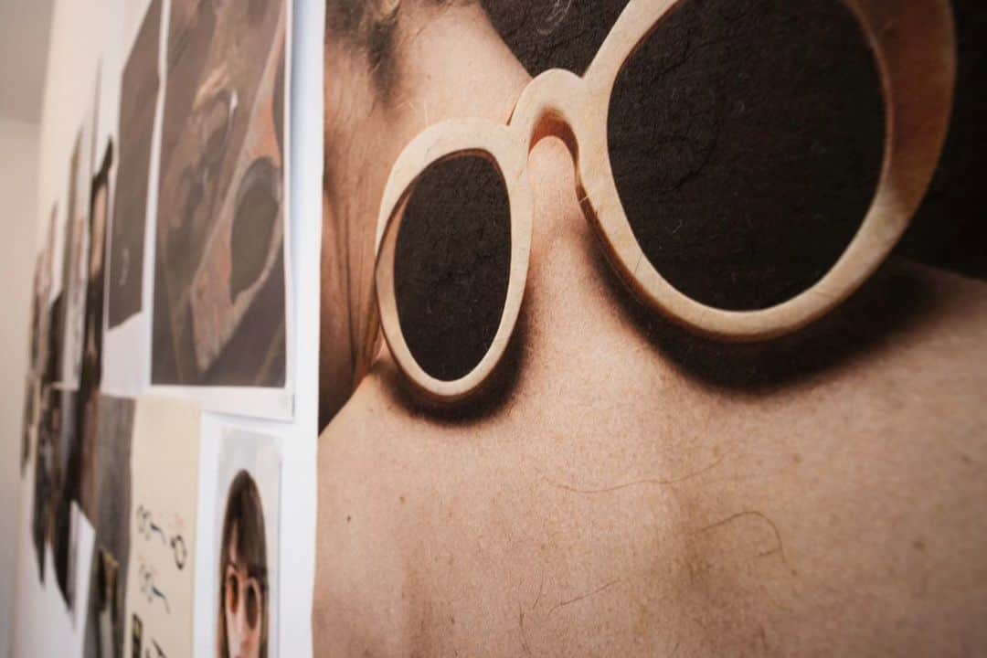 のインスタグラム：「A rare overview, quintessentially representative of #RIGARDS's prolific oeuvre and unfaltering artistic vision. #MadeInRIGARDS, a very special exhibition in tandem with our new season presentation at #ParisFashionWeek, is now open.  Gallery visits are by appointment, we look forward to welcoming you.  • WHEN: Now until Jun 26, 2023 (Daily 9:30am-7pm)  • WHERE: 47 rue de Montmorency, 75003 Paris • info@rigards.com / DM IG @rigards  http://tiny.cc/ysh7vz  #NatureFirst #PFW #HandmadeForYourFace #NatureDerived #NaturalMaterials #NoToCopycats #MadScientist #TimeMachine #Patina #RIGARDSPatina #PATINAbyRIGARDS #Copper #SterlingSilver #AluminumMagnesium #Titanium #Horn #Stone #Wood #Steel #LacquerArt #SunglassClip #NaturalEyewear #SustainableEyewear」