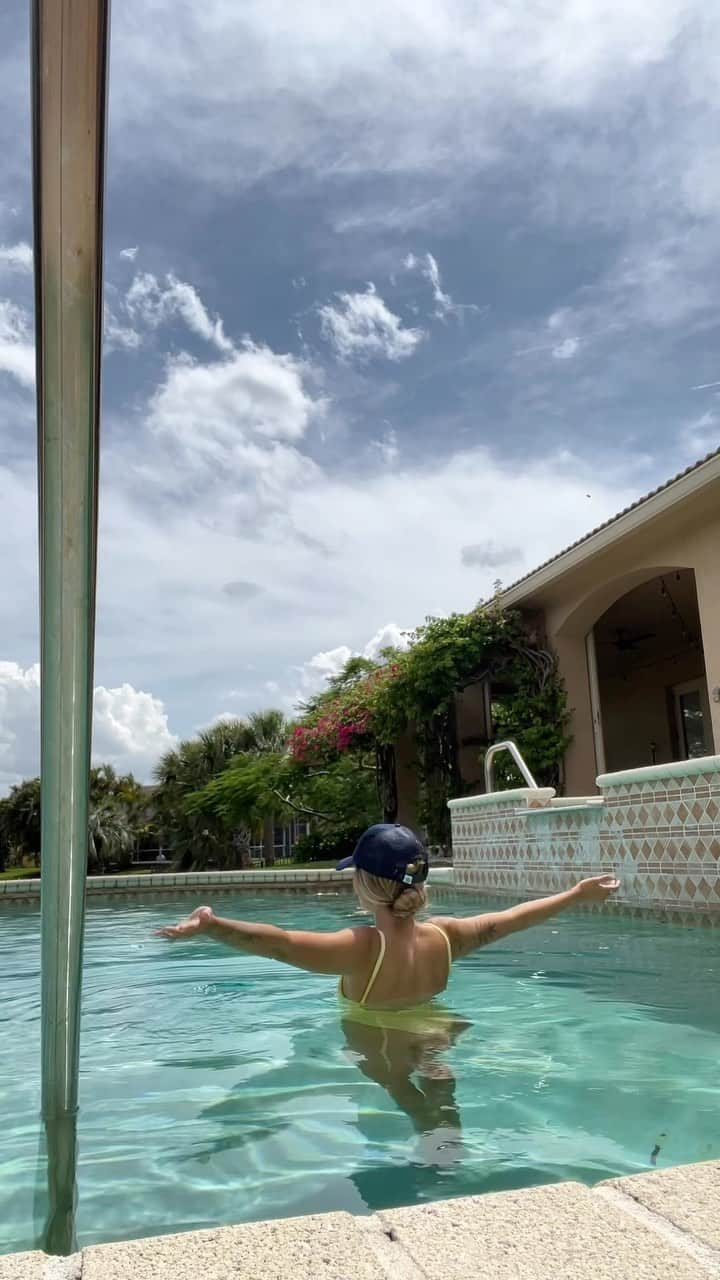 Emily Zeckのインスタグラム：「Sneaking in a weekend dip @wildechips #thatswilde #ad」