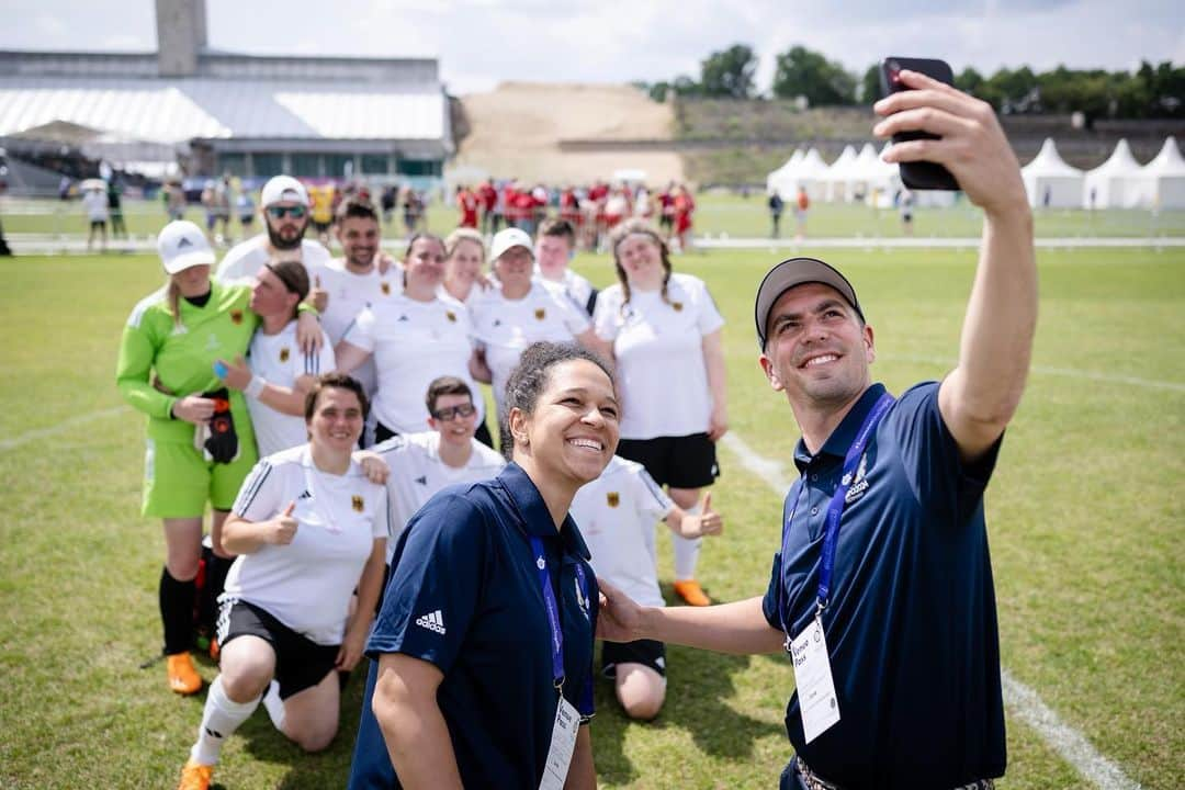 フィリップ・ラームのインスタグラム：「Es war uns eine wahre Freude zu erleben, wie die Special Olympics Menschen zusammenbringen und Barrieren überwinden. Der Enthusiasmus und die Leidenschaft der Athlet*innen waren mitreißend. Eine Veranstaltung, die nicht nur sportliche Leistungen würdigt, sondern auch inklusive Gemeinschaften schafft. Danke, dass wir das miterleben konnten.  #Unbeatabletogether @celia.sasic @sowg_berlin2023  It was a real pleasure for us to see how the Special Olympics bring people together and break down barriers. The enthusiasm and passion of the athletes was inspiring. An event that not only celebrates sporting achievement, but also creates inclusive communities. Thank you for allowing us to witness this.  #Unbeatabletogether」