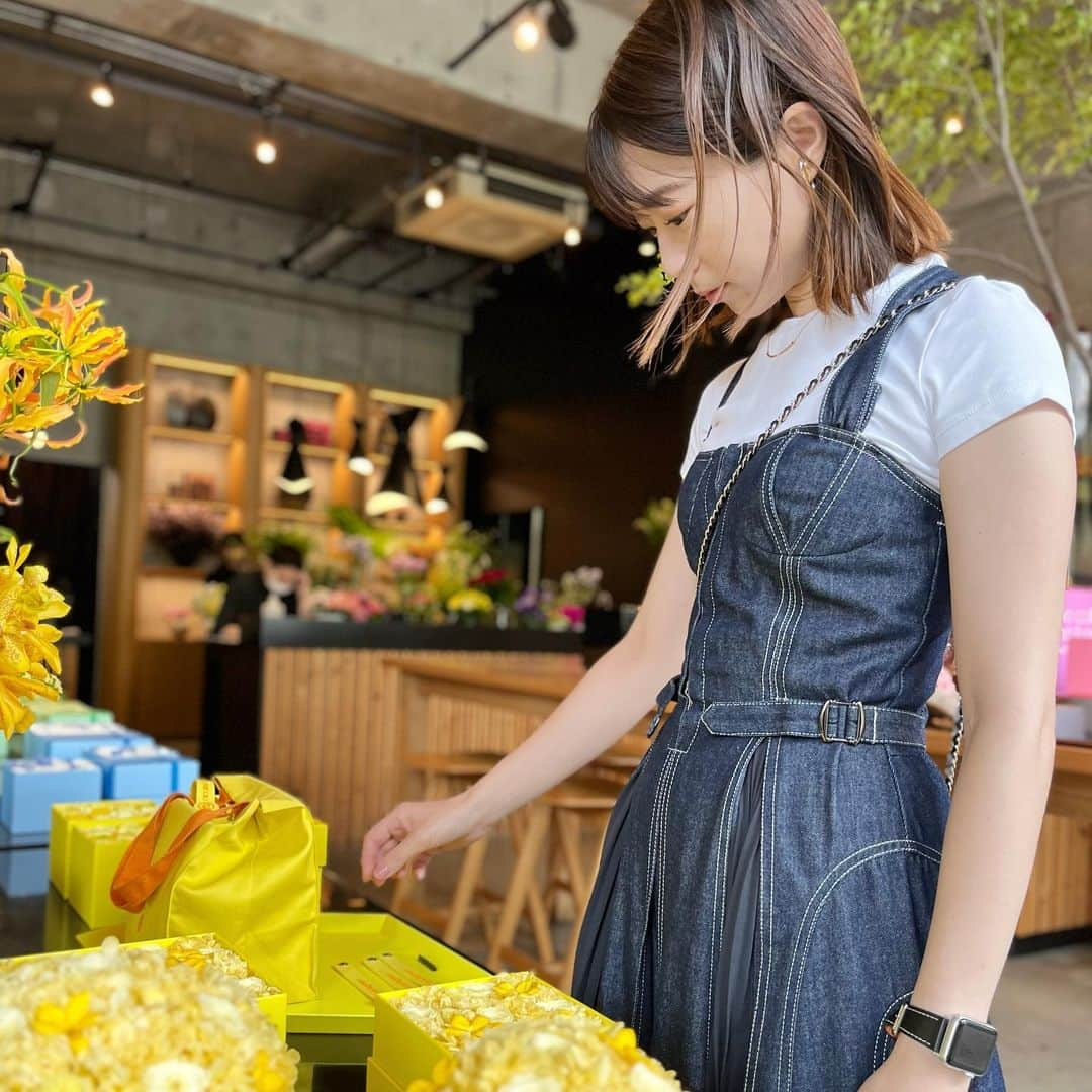 川端里奈のインスタグラム：「・ お花💐たくさんの空間で お茶🥰🥰 幸せ空間でした🤍🤍🤍 休日のカフェが私の癒し🤭」