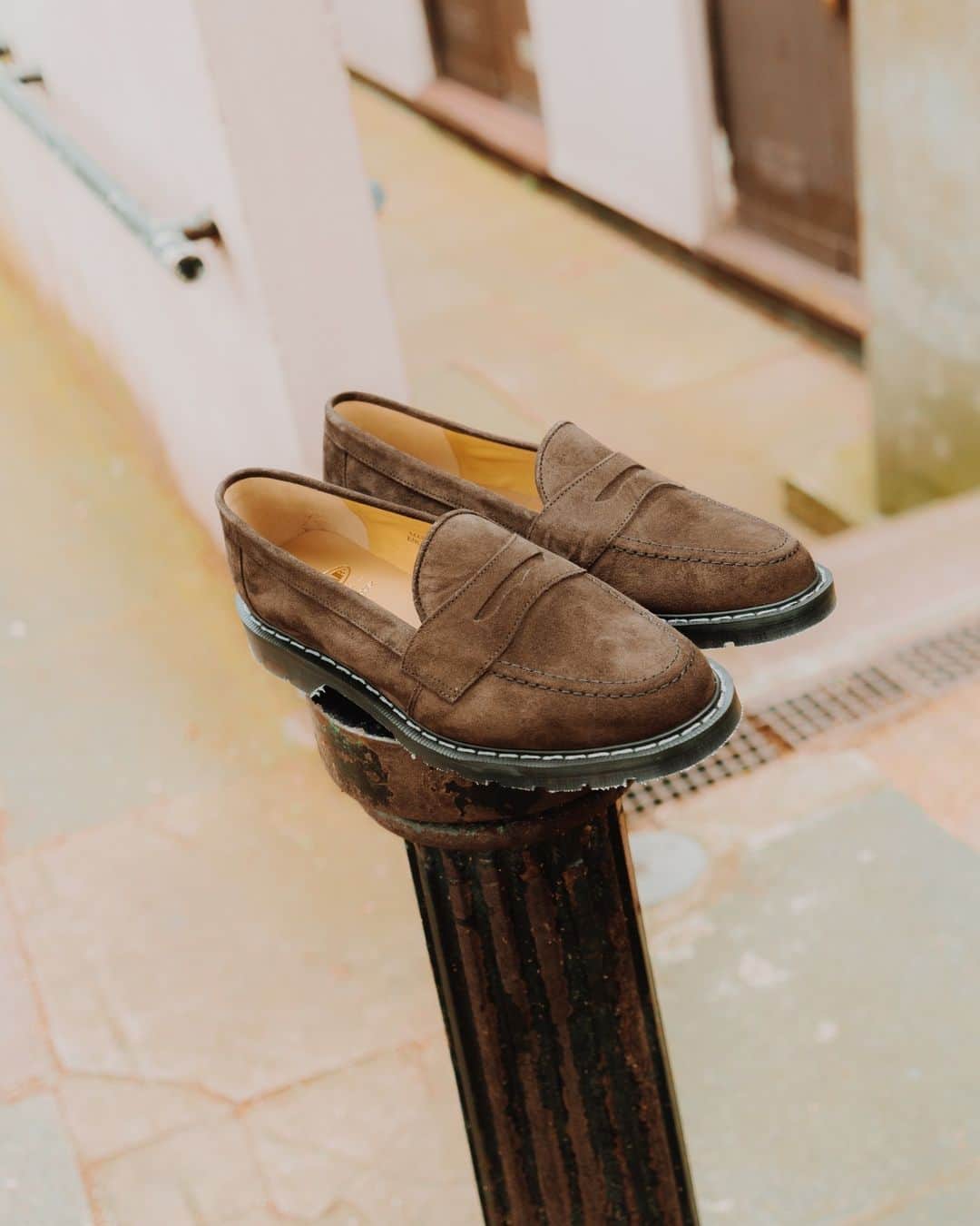 オリバースペンサーのインスタグラム：「Is there a more versatile smart summer shoe than the loafer? Slip-on sophistication courtesy of our collaboration with @solovairuk⁠ ⁠ #oliverspencer #loafers #summershoes #summervibes #mensstyle #mensshoes #menwithstyle #shoeaddict」