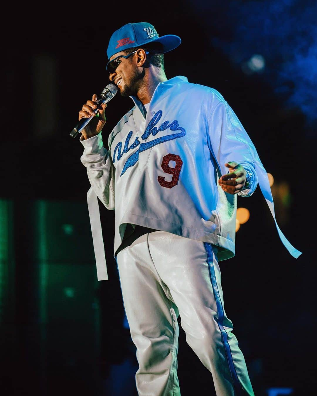 アッシャーのインスタグラム：「Special shout-out to the @dodgersfoundation for having me mannn…Congratulations on 10 years of doing inspiring work in the community of Los Angeles 💙 #LADFGala #BiggerThanBaseball」