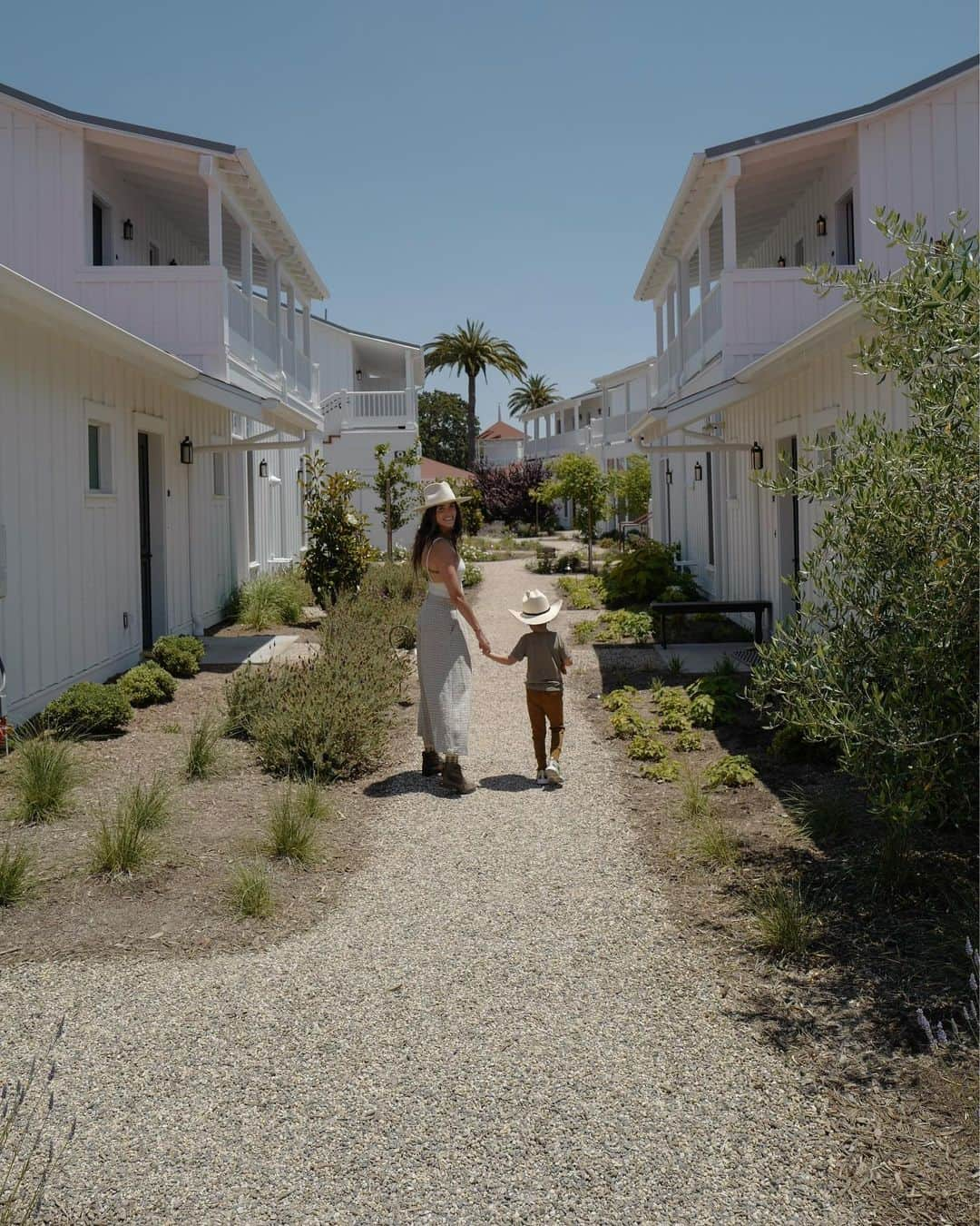 イアン・サマーホルダーさんのインスタグラム写真 - (イアン・サマーホルダーInstagram)「Beautiful days at @matteistavernauberge @aubergeresorts nestled in the lovely California wine country. Brought to life  through the lens of @nikkireed Thank you for building this place.  Places like this are treasures. National treasures. Amazing lyrical landscapes, running around with this crew in search of (and finding) inspiring biodynamic wines. Faces caked in sunblock as my tired pale being rejuvenated in the warm sun shine. I needed this. We all do sometimes. At Mattei’s Tavern you feel history but with subtle modern elegance. I got some quiet time strategizing and reformatting to focus on what is most important. Family, health/wellness, the new film and bourbon all strung together in one long and every-playing melody.   Thank you @aubergeresorts for making this a place of peace, wonder and effortless class as it has been since Felix Mattei built and opened the doors with his wife in 1886 here in the vibrant Santa Ynez Valley. Hopefully I will get to sip some of my @brothersbondbourbon one day soon in this  lovely famous watering hole.  Thank you so very much 💚」6月25日 1時30分 - iansomerhalder