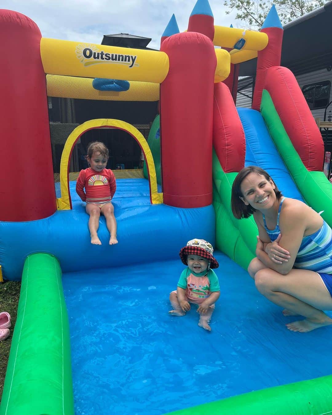 メーガン・デュアメルのインスタグラム：「In for a summer of fun 🌞  @wayfaircanada #outsunny #waterbouncehouse #camping #campingfun」