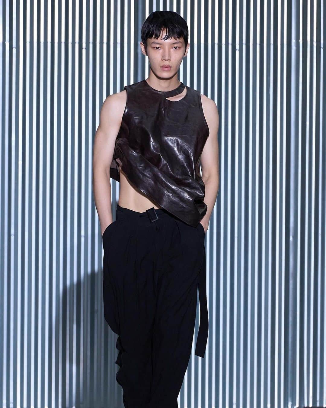 Fashion Weekのインスタグラム：「Menswear is not coming to play this season. #LouisGabrielNouchi's #SS24 show in #Paris was held at #PalaisDeTokyo. The collection features manipulated leather, asymmetrical tops, flowing topcoats, and playful suits. Nouchi bases this season on Christopher Isherwood’s 1964 novel, A Single Man.」
