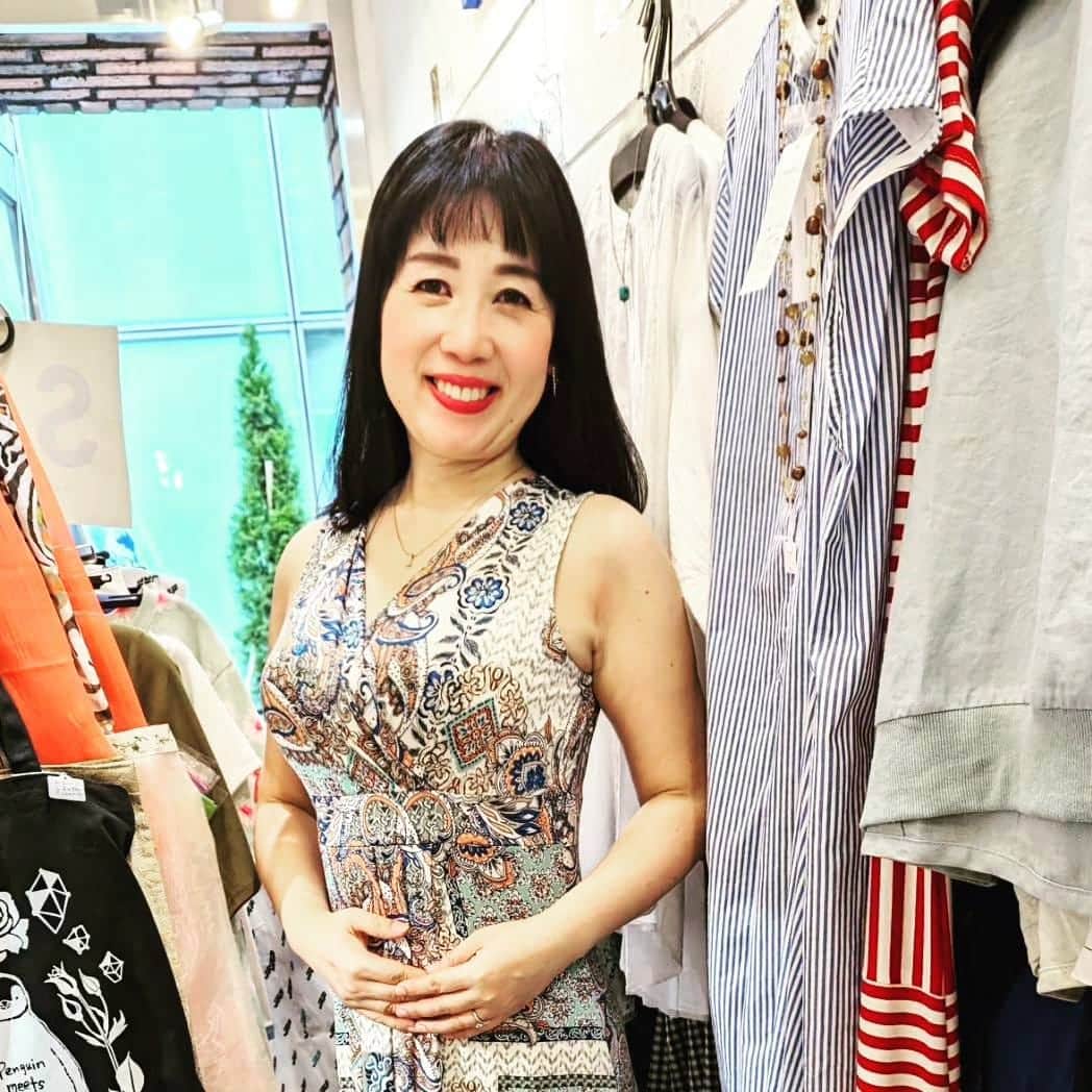 平井富子のインスタグラム：「美女登場！  美容院帰りに、仲良しのアサカさんがお立ち寄り〜  とても優秀なsecretaryで、 毎日、海外と打ち合わせ。社長の手となり足となって大活躍。 素晴らしい〜  また、ギター演奏はプロ並み。コンクールで受賞、コンサートにも多数出演、fmすぎなみで配信も。今年も海外で演奏をする予定とか。 更に着物のモデルでも活躍中,超スーパーウーマン！  着物にも合うオシャレなイヤリング等気に入って頂きました。そのまま着用、お似合いです～  また、遊びに来て下さい～」